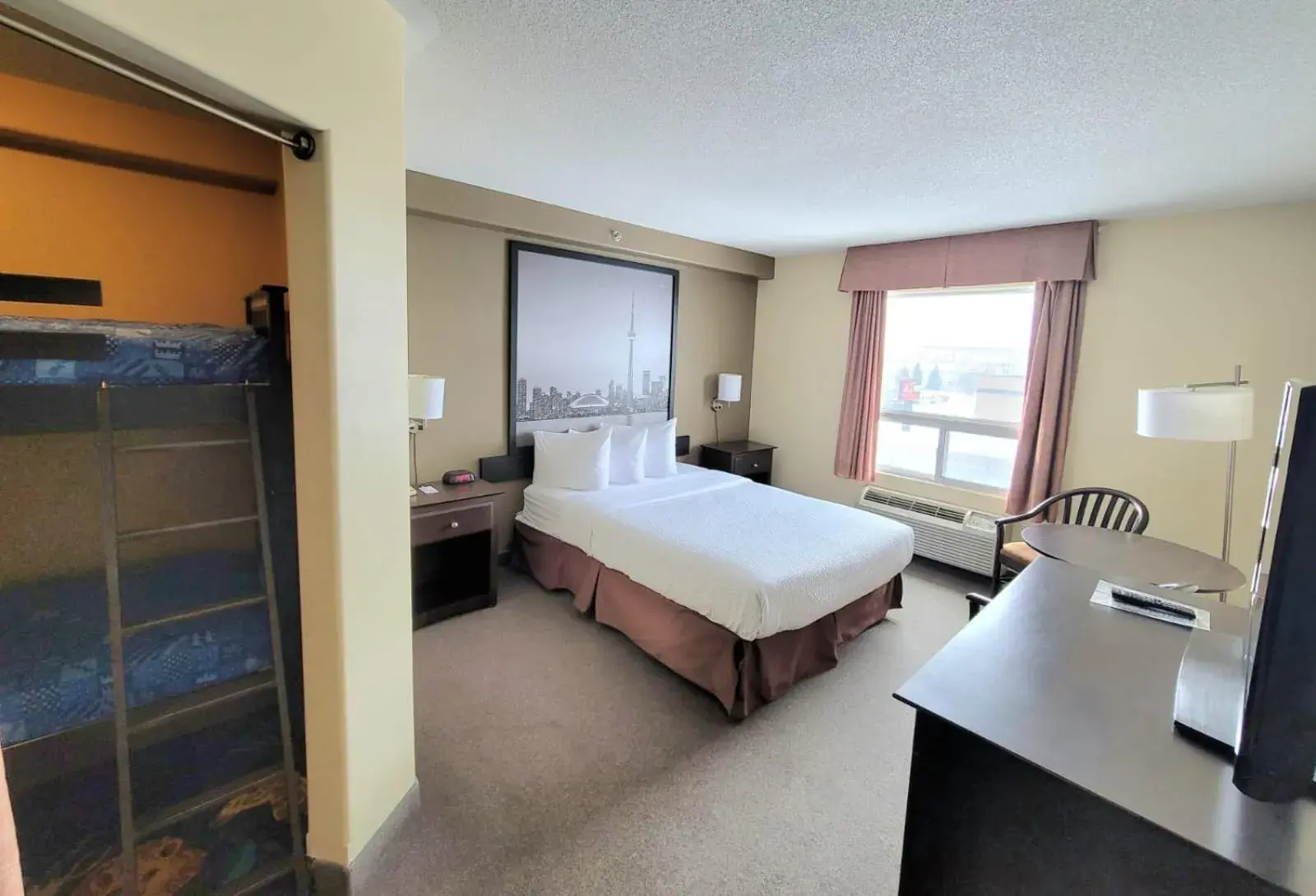 Queen Suite with Bunk Bed - Non-Smoking in Super 8 by Wyndham Barrie South Queen Suite with Bunk Bed - Non-Smoking in Super 8 by Wyndham Barrie South