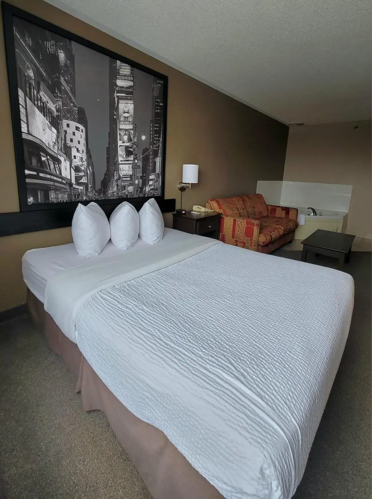 Deluxe Queen Suite with Spa Bath- Non-Smoking in Super 8 by Wyndham Barrie South Deluxe Queen Suite with Spa Bath- Non-Smoking in Super 8 by Wyndham Barrie South