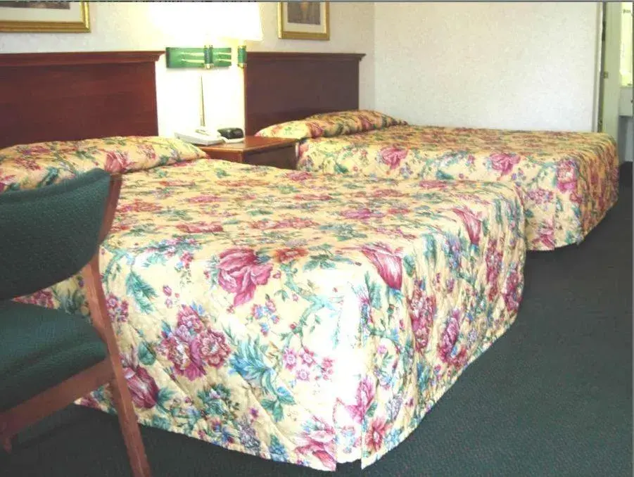 Standard Room with Two Double Beds - Non-Smoking in America's Best Inn & Suites - Decatur Standard Room with Two Double Beds - Non-Smoking in America's Best Inn & Suites - Decatur