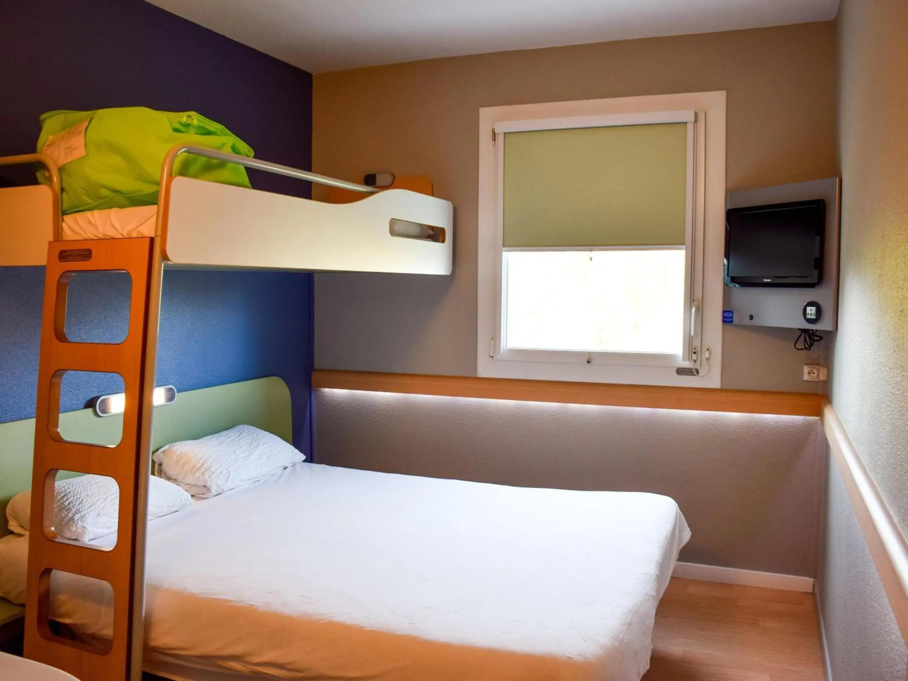 Double Room with Bunk Bed in ibis budget Rodez Double Room with Bunk Bed in ibis budget Rodez
