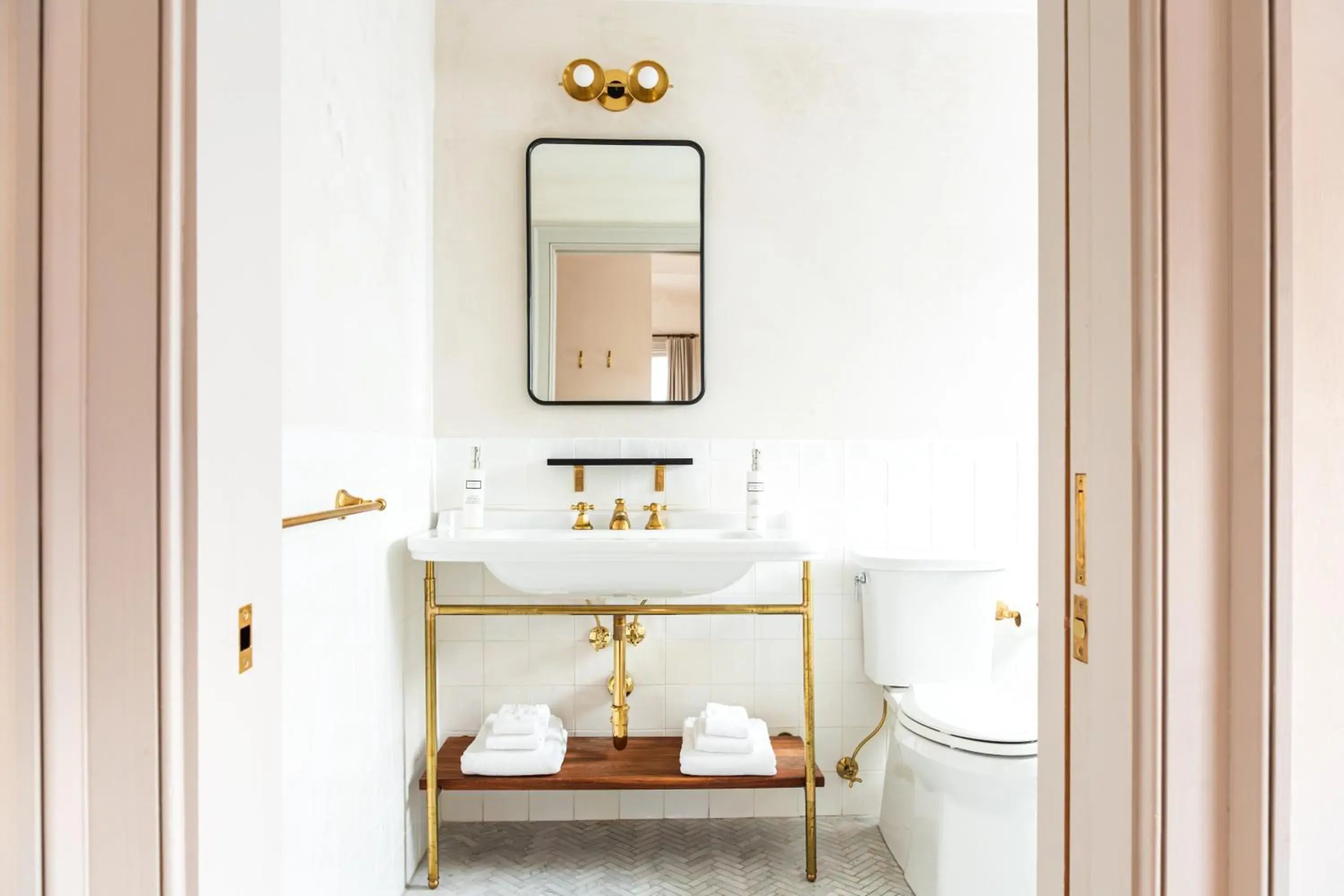 Deluxe Queen Room in Hotel Kinsley Deluxe Queen Room in Hotel Kinsley