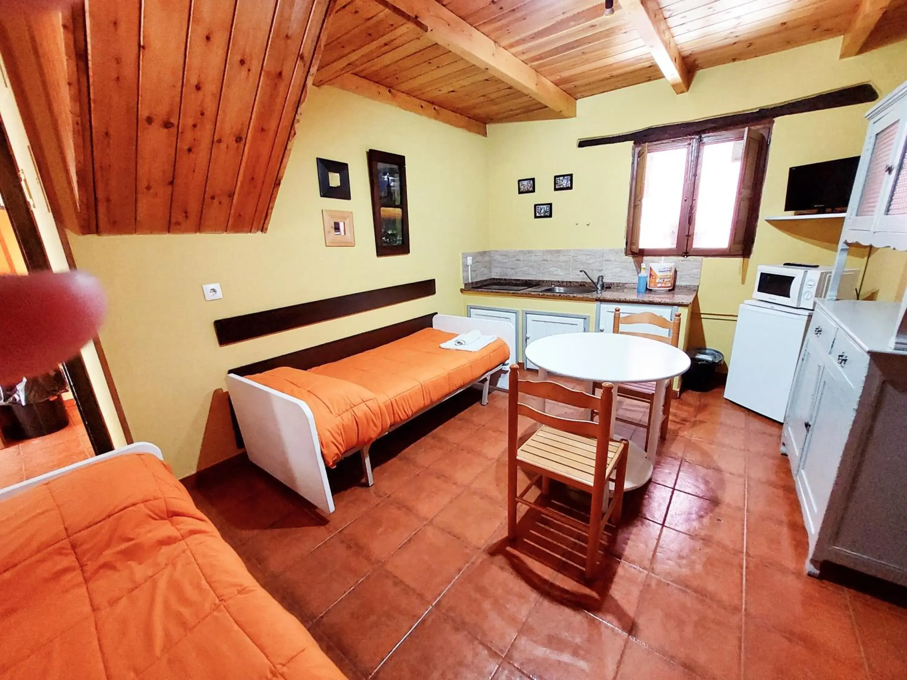 Triple Room with Bathroom in Apartahotel portal de leon Triple Room with Bathroom in Apartahotel portal de leon