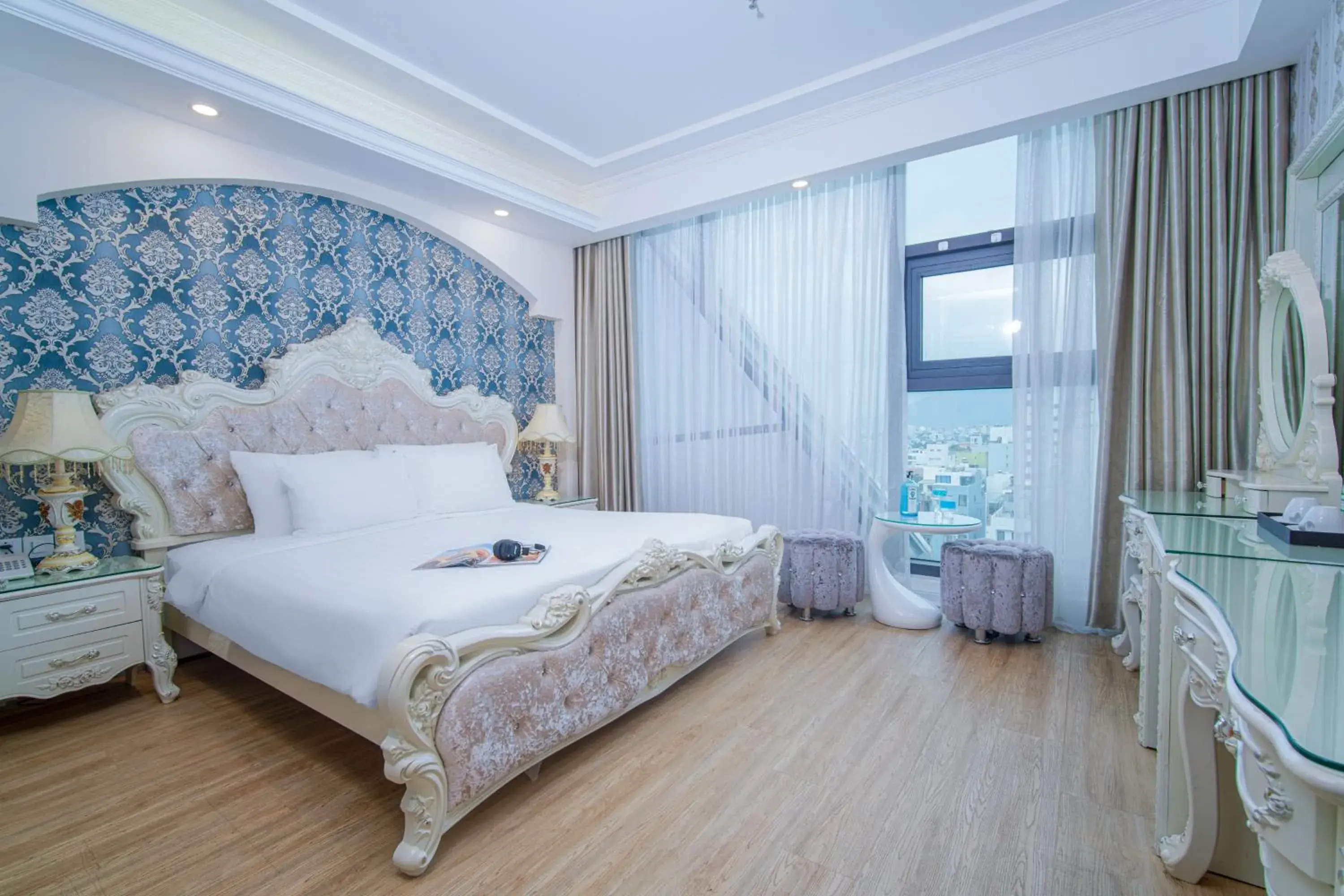 Deluxe King Room in Royal Beach Hotel by THG Deluxe King Room in Royal Beach Hotel by THG