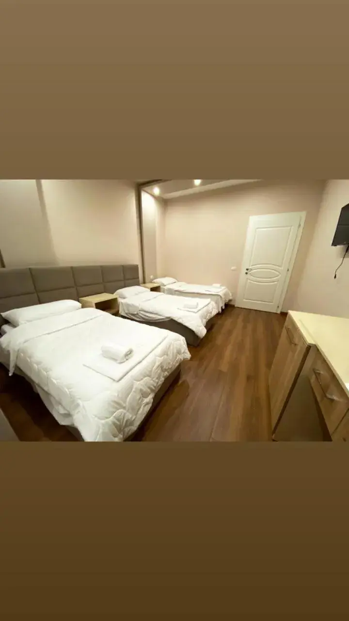 Triple Room in Hotel Holiday Triple Room in Hotel Holiday
