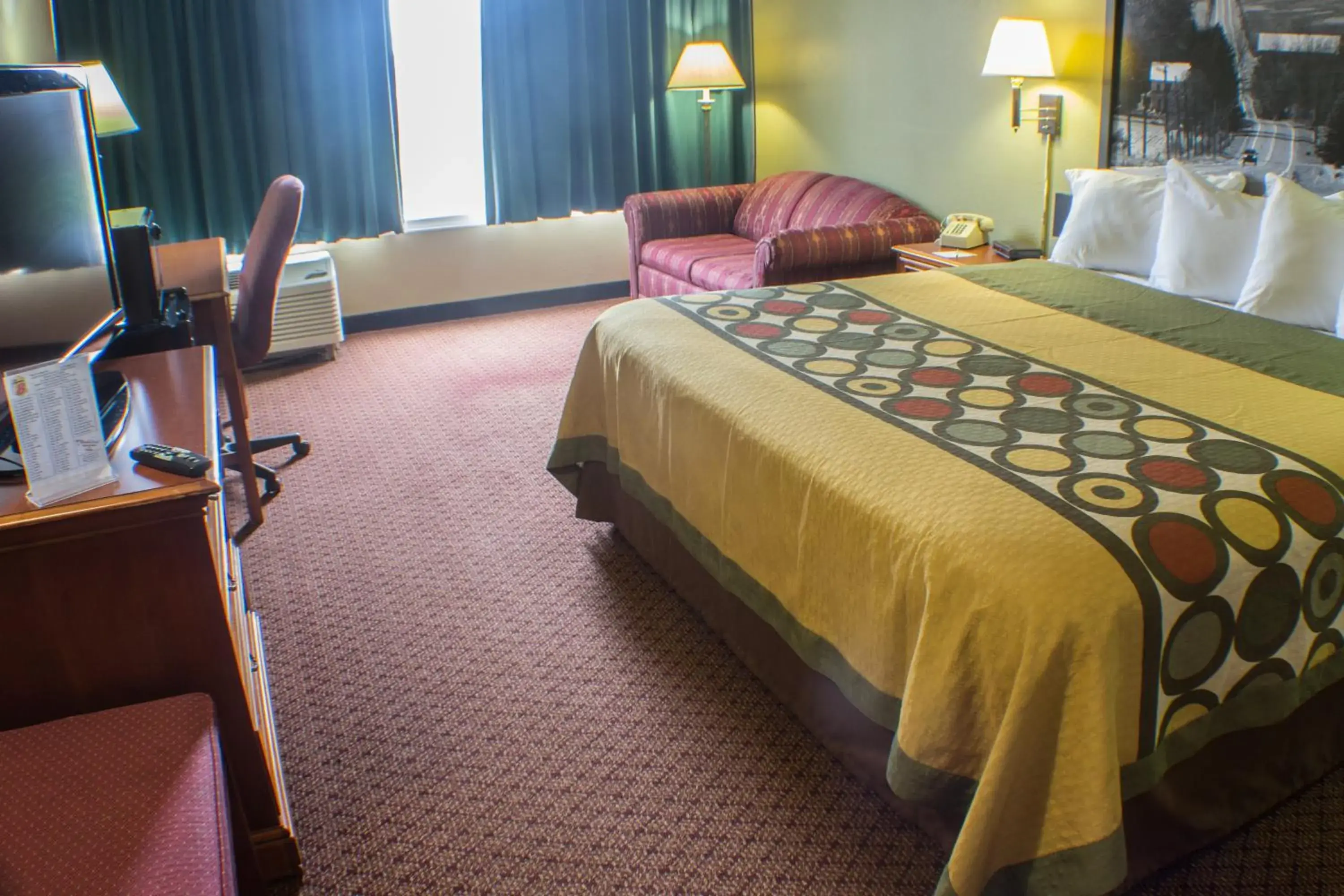 Deluxe King Room - Smoking in Super 8 by Wyndham Erie/I 90 Deluxe King Room - Smoking in Super 8 by Wyndham Erie/I 90