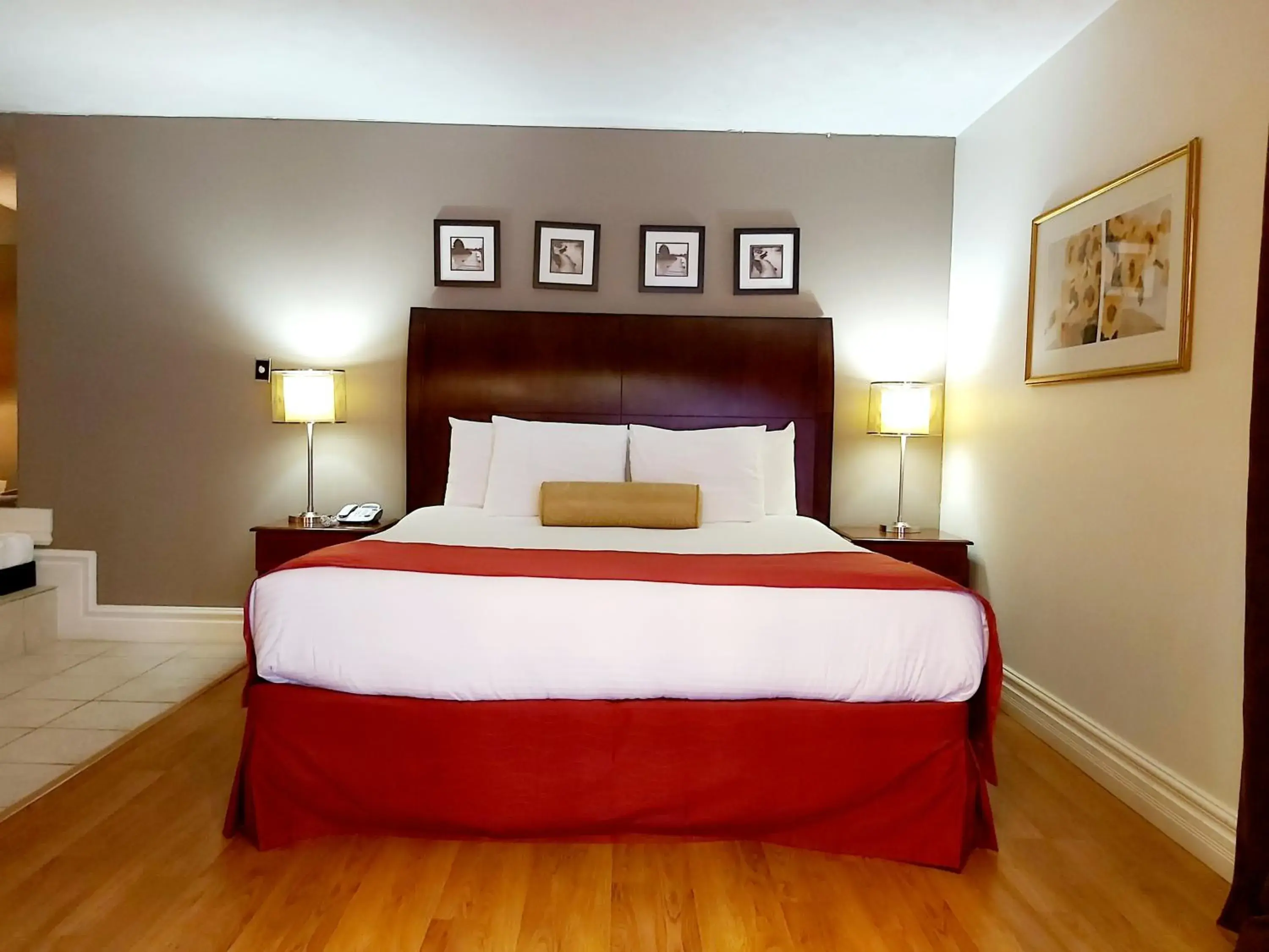 Bridal Suite in Seely's Motel Bridal Suite in Seely's Motel