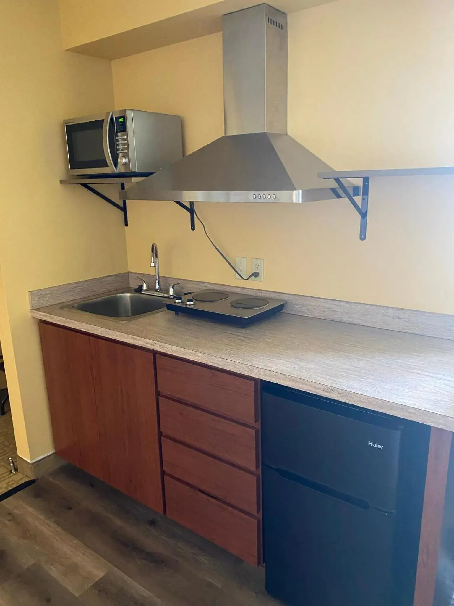 Presidential King Suite with Sofa Bed - Non-Smoking in Super 8 by Wyndham Jackson MN Presidential King Suite with Sofa Bed - Non-Smoking in Super 8 by Wyndham Jackson MN