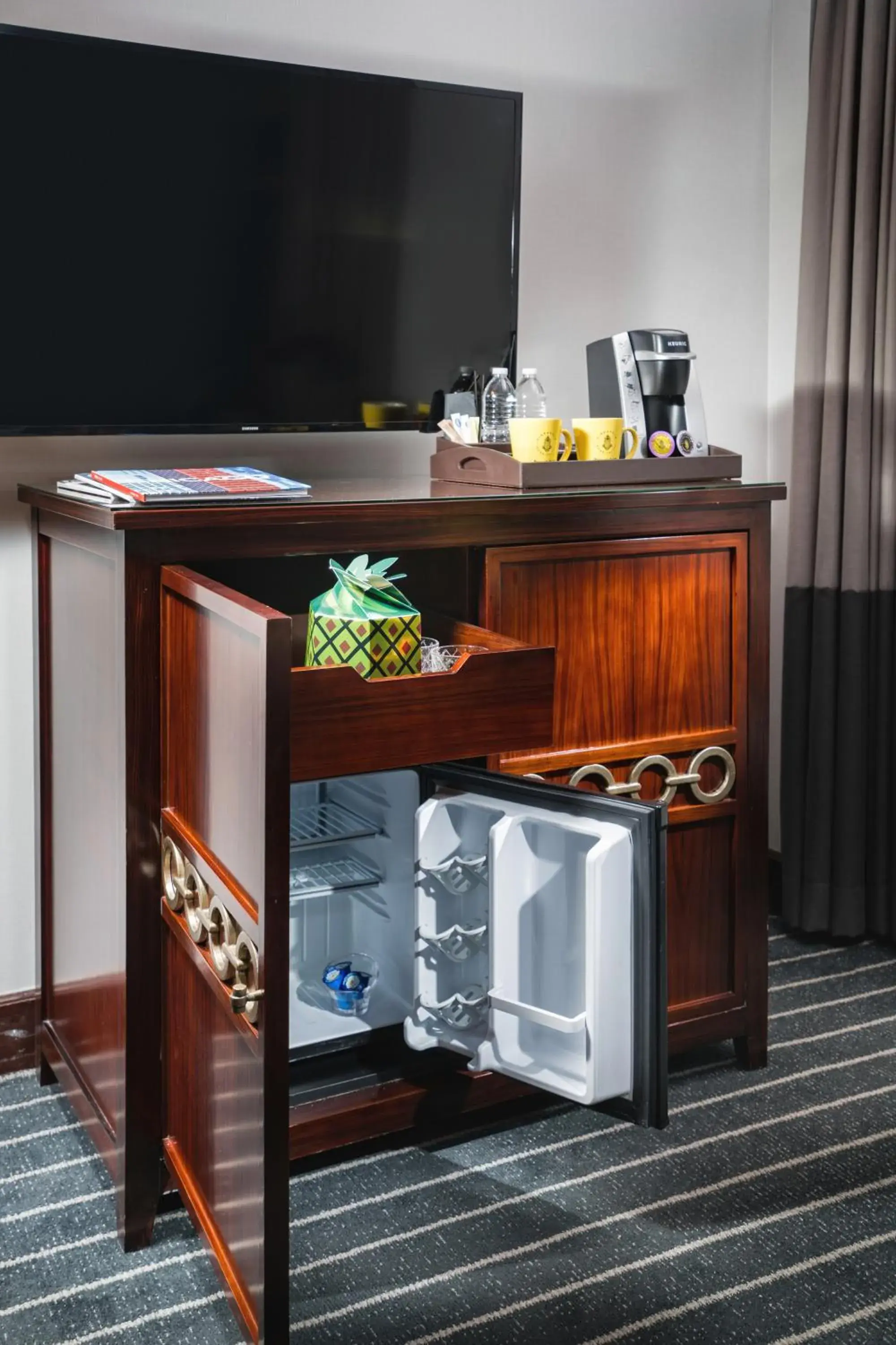 Deluxe Queen Mobility Accessible w/Tub in Staypineapple, An Iconic Hotel, The Loop Deluxe Queen Mobility Accessible w/Tub in Staypineapple, An Iconic Hotel, The Loop