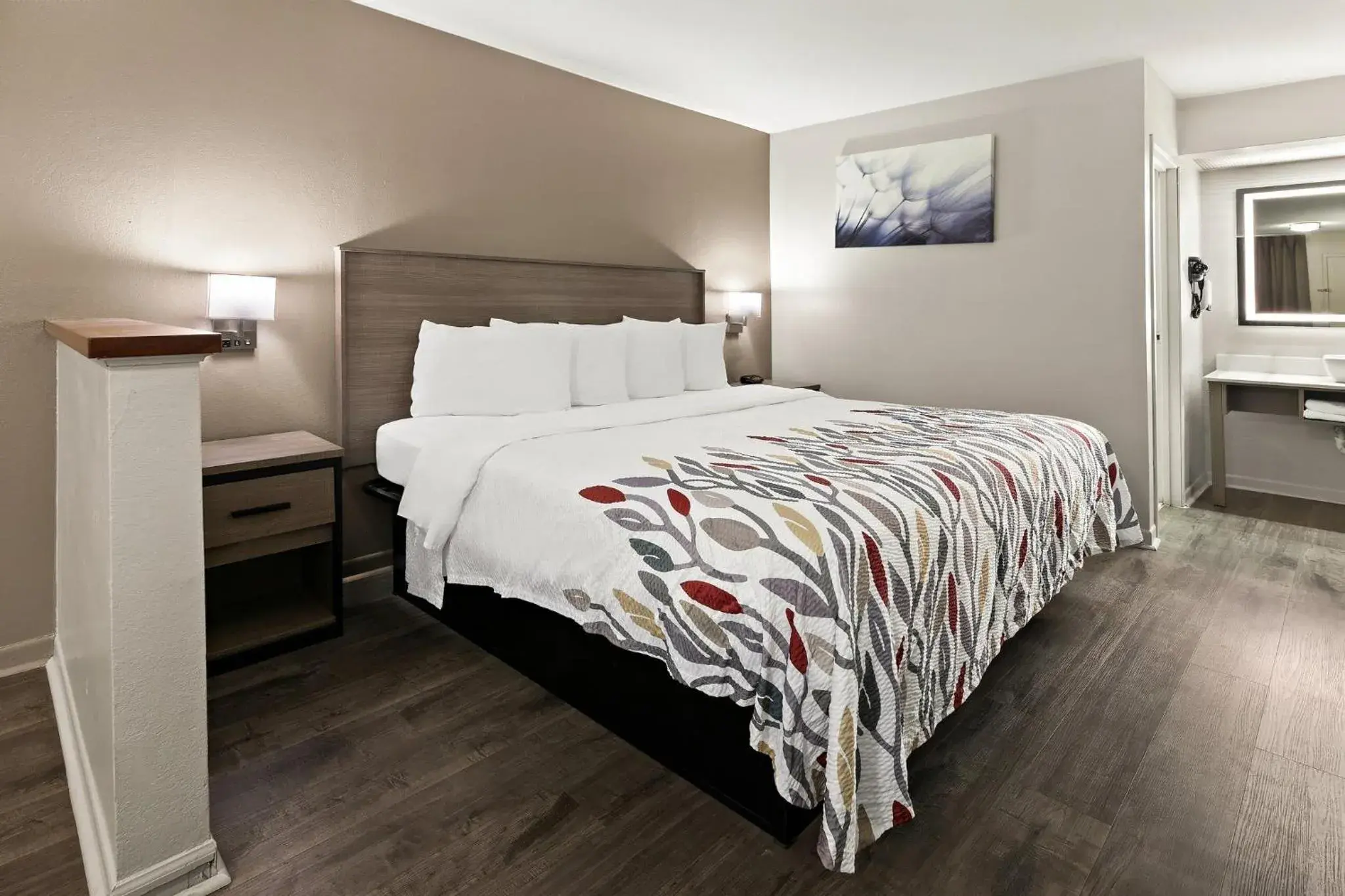 Superior King Room Non-Smoking in Red Roof Inn & Suites Monroe, NC Superior King Room Non-Smoking in Red Roof Inn & Suites Monroe, NC