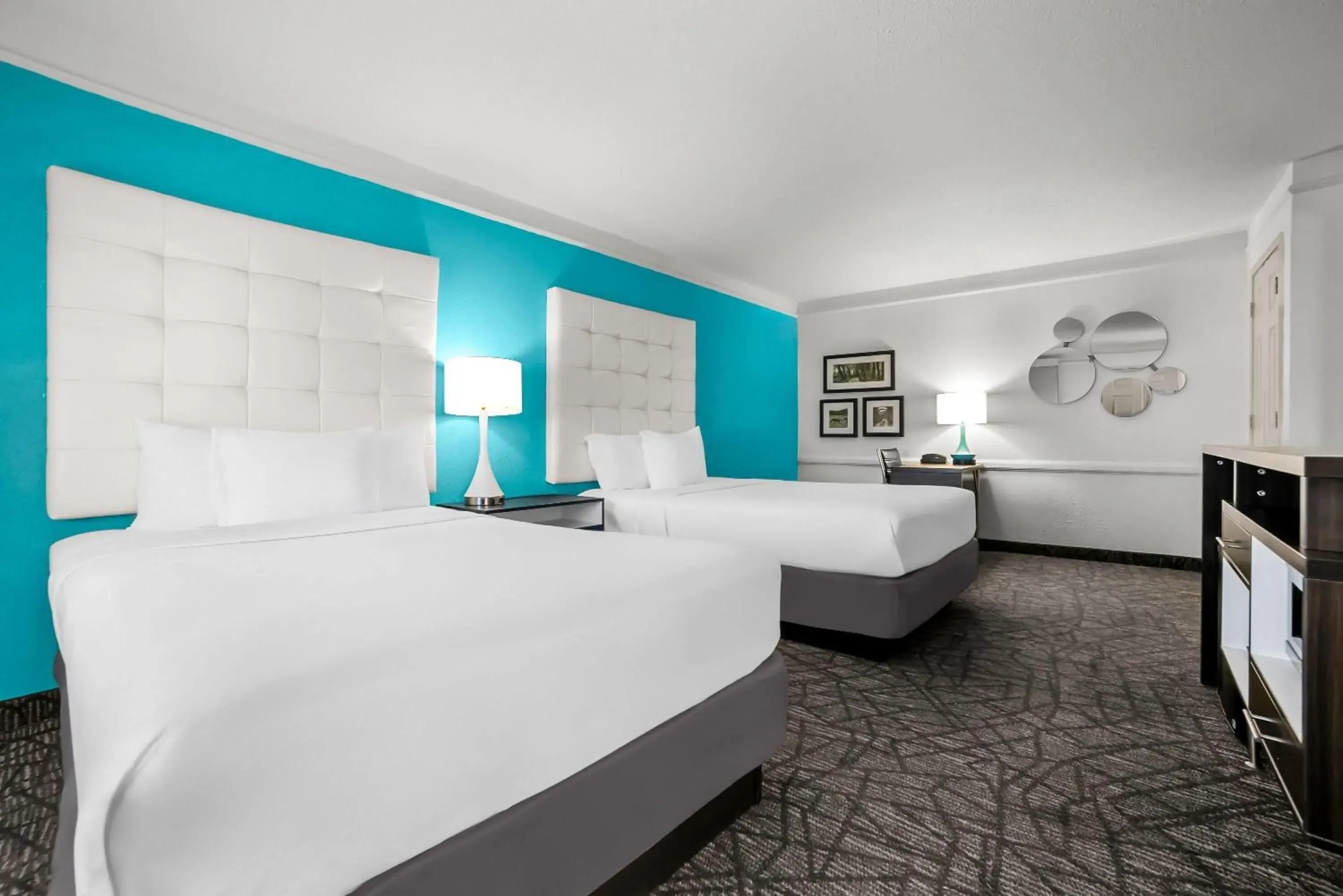 Double Room with Two Double Beds and Roll-In Shower - Mobility Access/Non-Smoking in Howard Johnson by Wyndham Columbus Fort Moore Double Room with Two Double Beds and Roll-In Shower - Mobility Access/Non-Smoking in Howard Johnson by Wyndham Columbus Fort Moore