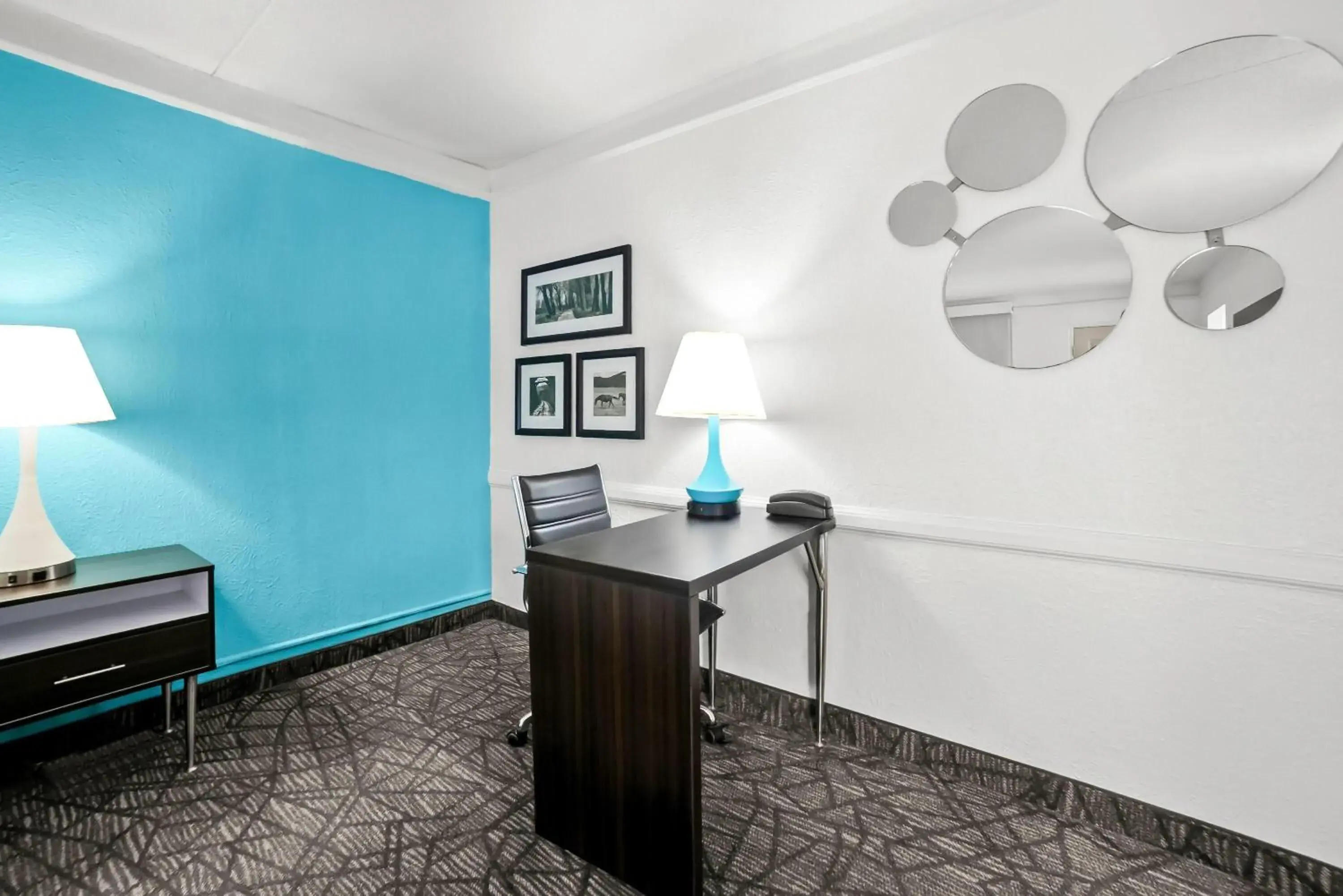 King Room with Mobility Access and Bathtub with Grab Bars - Smoking in Howard Johnson by Wyndham Columbus Fort Moore King Room with Mobility Access and Bathtub with Grab Bars - Smoking in Howard Johnson by Wyndham Columbus Fort Moore