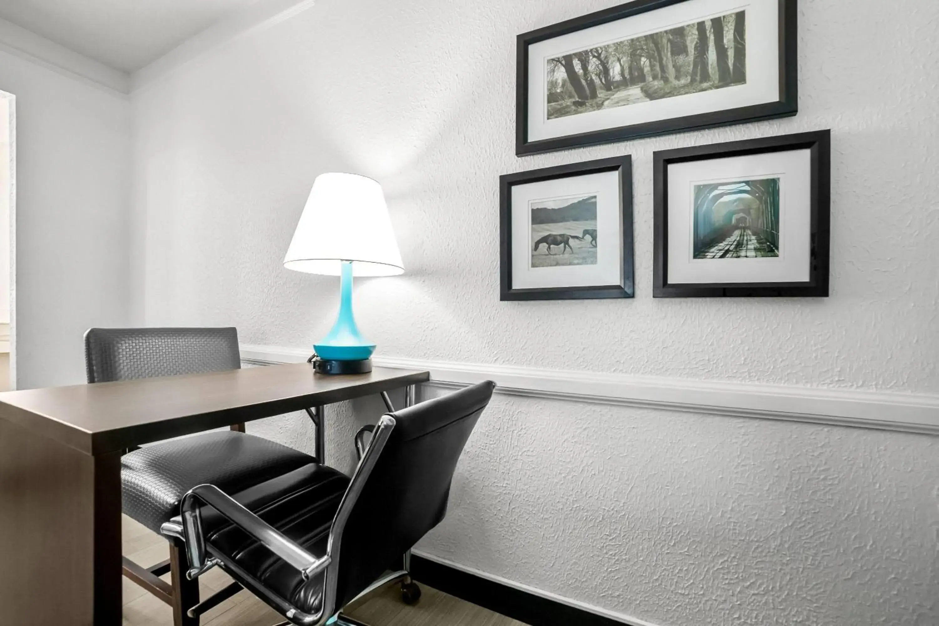 Deluxe Double Room with Two Double Beds in Howard Johnson by Wyndham Columbus Fort Moore Deluxe Double Room with Two Double Beds in Howard Johnson by Wyndham Columbus Fort Moore