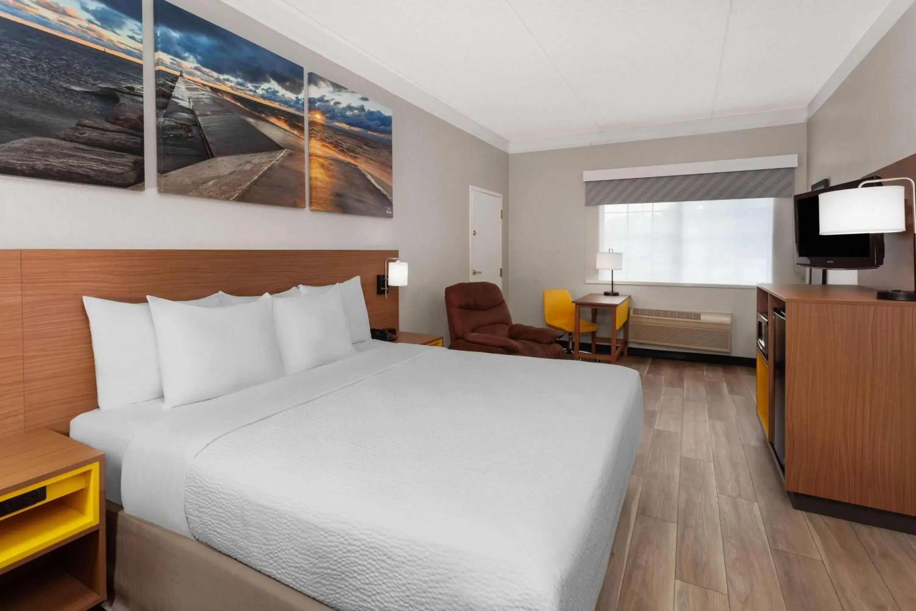 King Room - Disability Access/Non-Smoking in Days Inn & Suites by Wyndham Arlington Heights King Room - Disability Access/Non-Smoking in Days Inn & Suites by Wyndham Arlington Heights