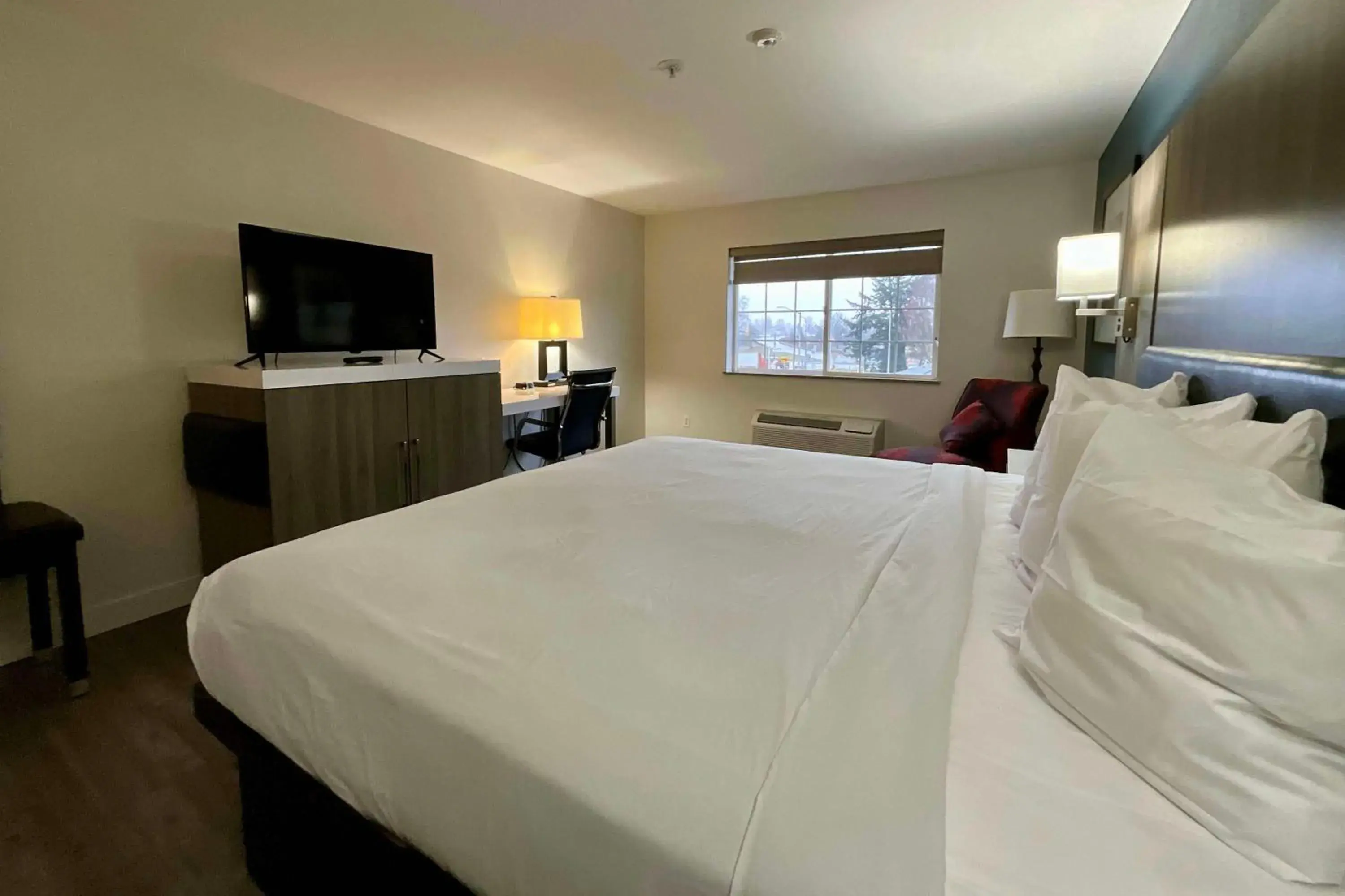 King Room with Tub w/Grab Bars and Jetted Tub - Mobility/Hearing Accessible - Non-Smoking in Baymont by Wyndham Kent - Seattle King Room with Tub w/Grab Bars and Jetted Tub - Mobility/Hearing Accessible - Non-Smoking in Baymont by Wyndham Kent - Seattle