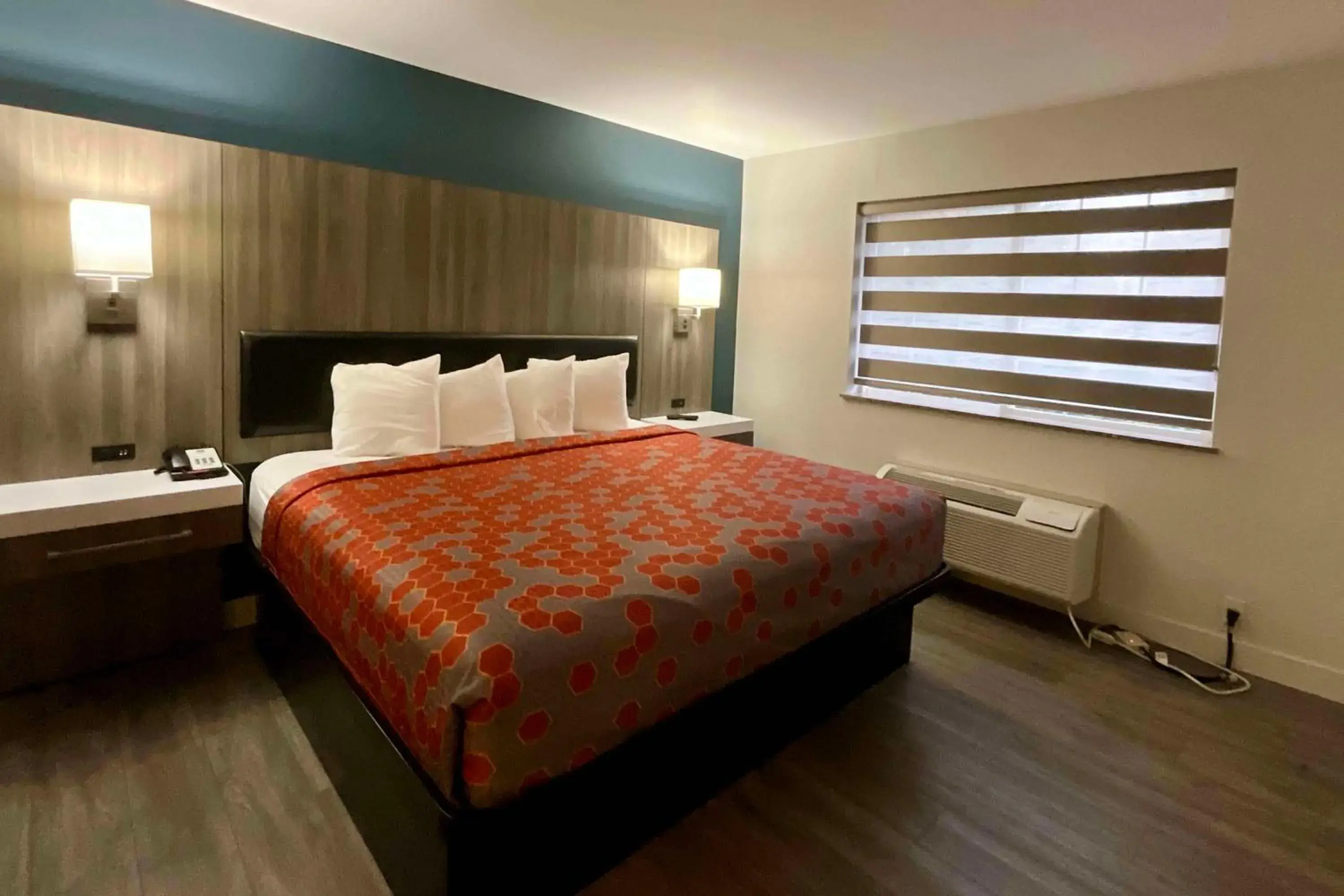 King Junior Suite with Roll-In Shower - Mobility/Hearing Accessible - Non-Smoking in Baymont by Wyndham Kent - Seattle King Junior Suite with Roll-In Shower - Mobility/Hearing Accessible - Non-Smoking in Baymont by Wyndham Kent - Seattle