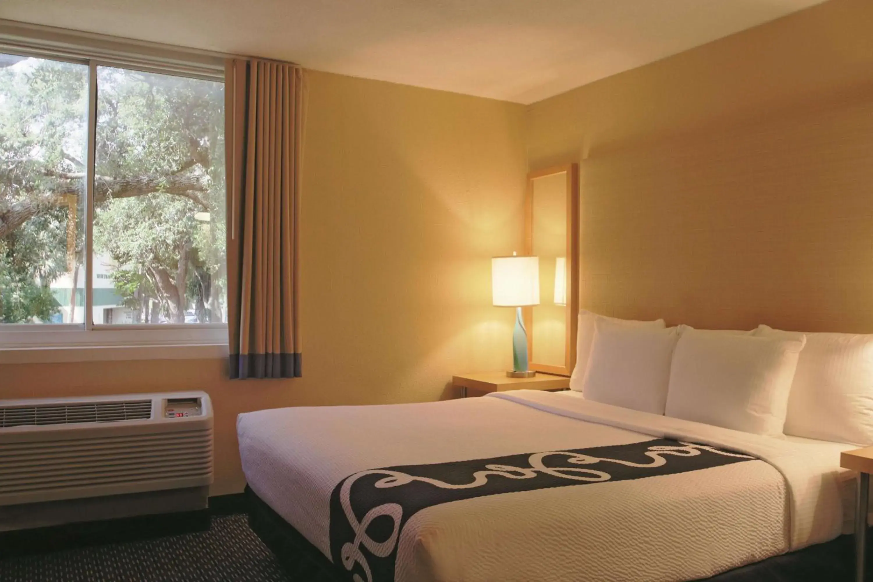 King Room - Non-Smoking in La Quinta I-95 Deerfield Beach - Next to The Home Depot & Behind The Wawa King Room - Non-Smoking in La Quinta I-95 Deerfield Beach - Next to The Home Depot & Behind The Wawa