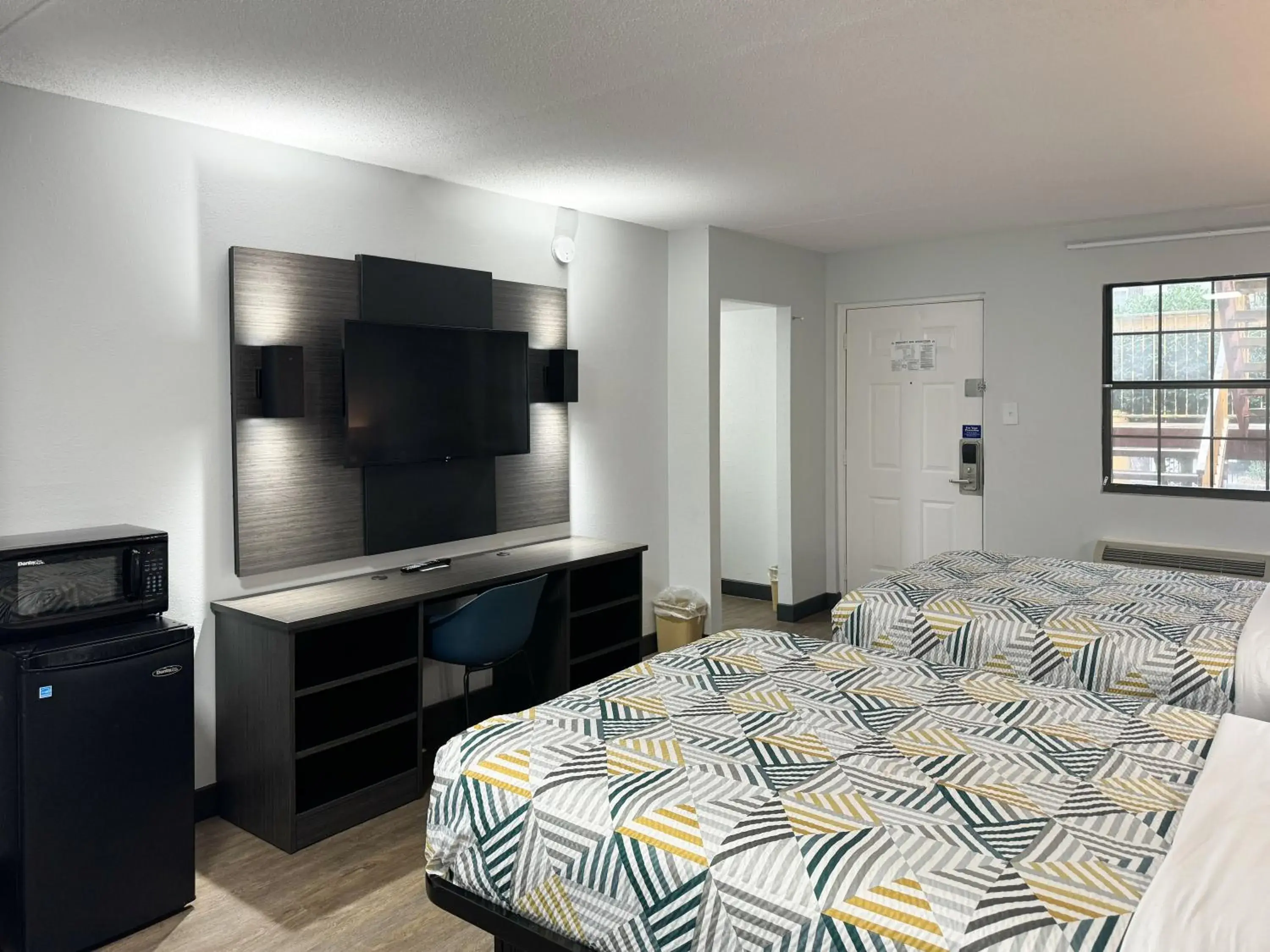 Quadruple Room - Disability Access - Non-Smoking in Motel 6 Huntsville AL University Dr. Quadruple Room - Disability Access - Non-Smoking in Motel 6 Huntsville AL University Dr.