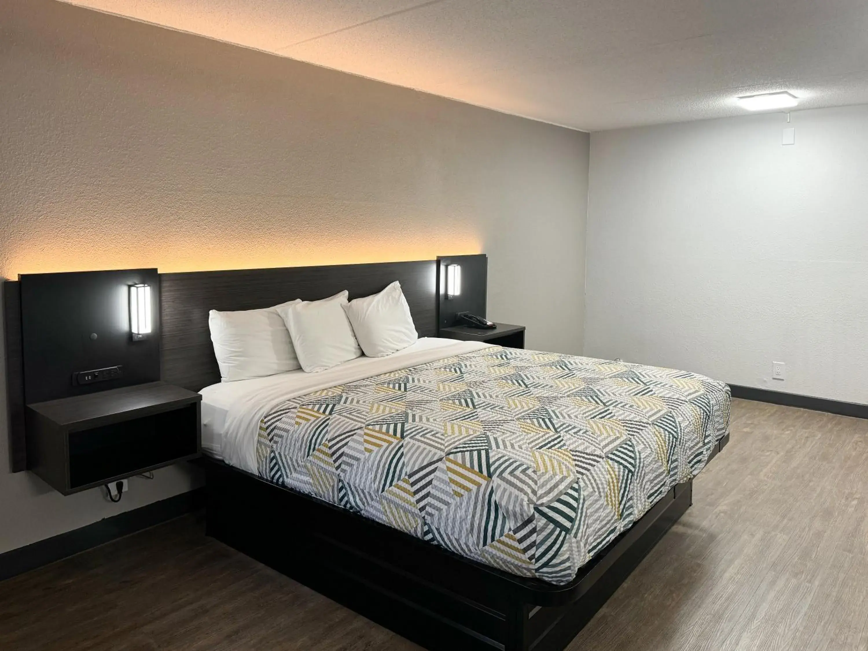 Deluxe King Suite - Non-Smoking in Motel 6 Huntsville AL University Dr. Deluxe King Suite - Non-Smoking in Motel 6 Huntsville AL University Dr.