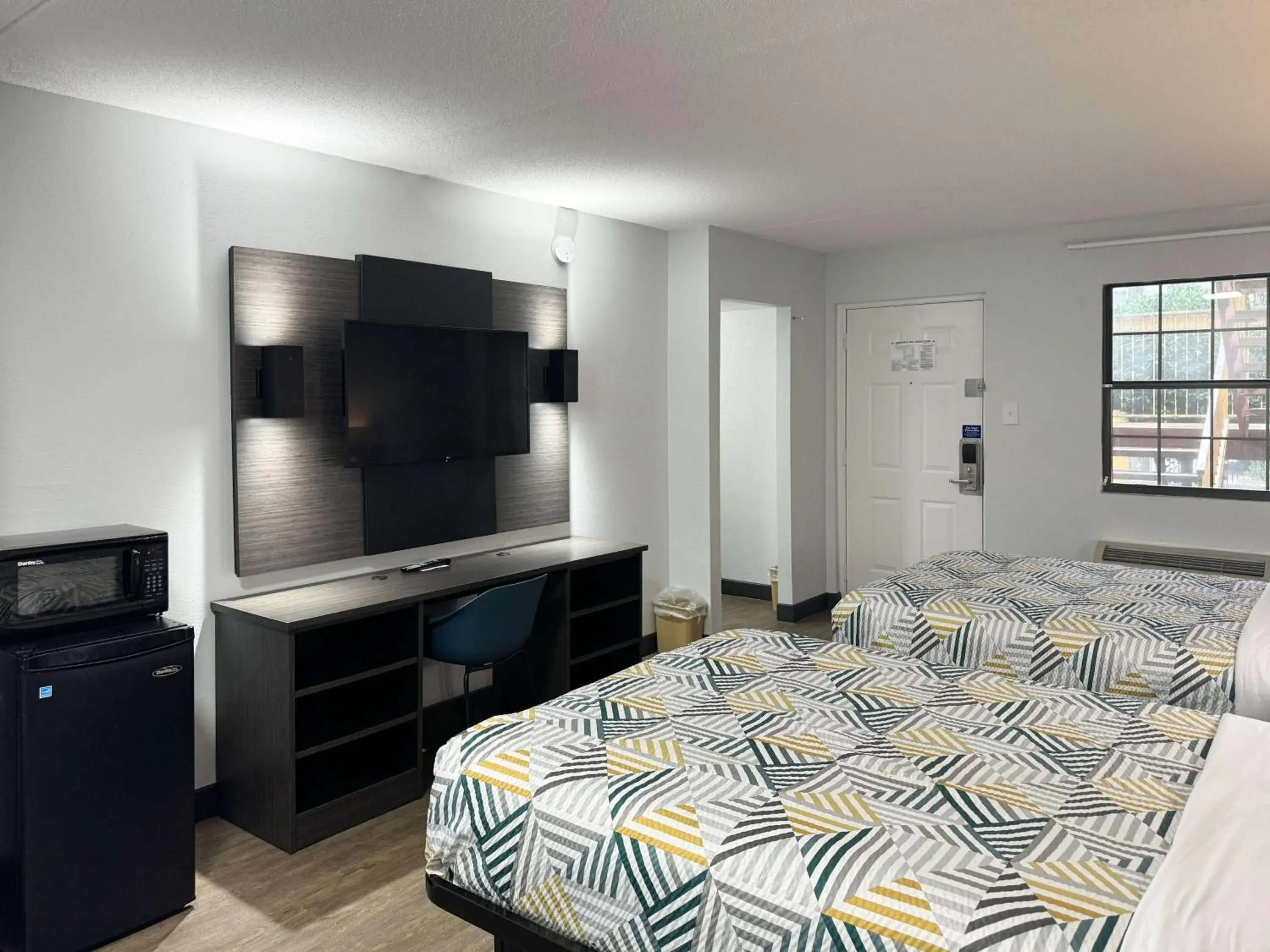 Quadruple Room - Disability Access - Smoking in Motel 6 Huntsville AL University Dr. Quadruple Room - Disability Access - Smoking in Motel 6 Huntsville AL University Dr.