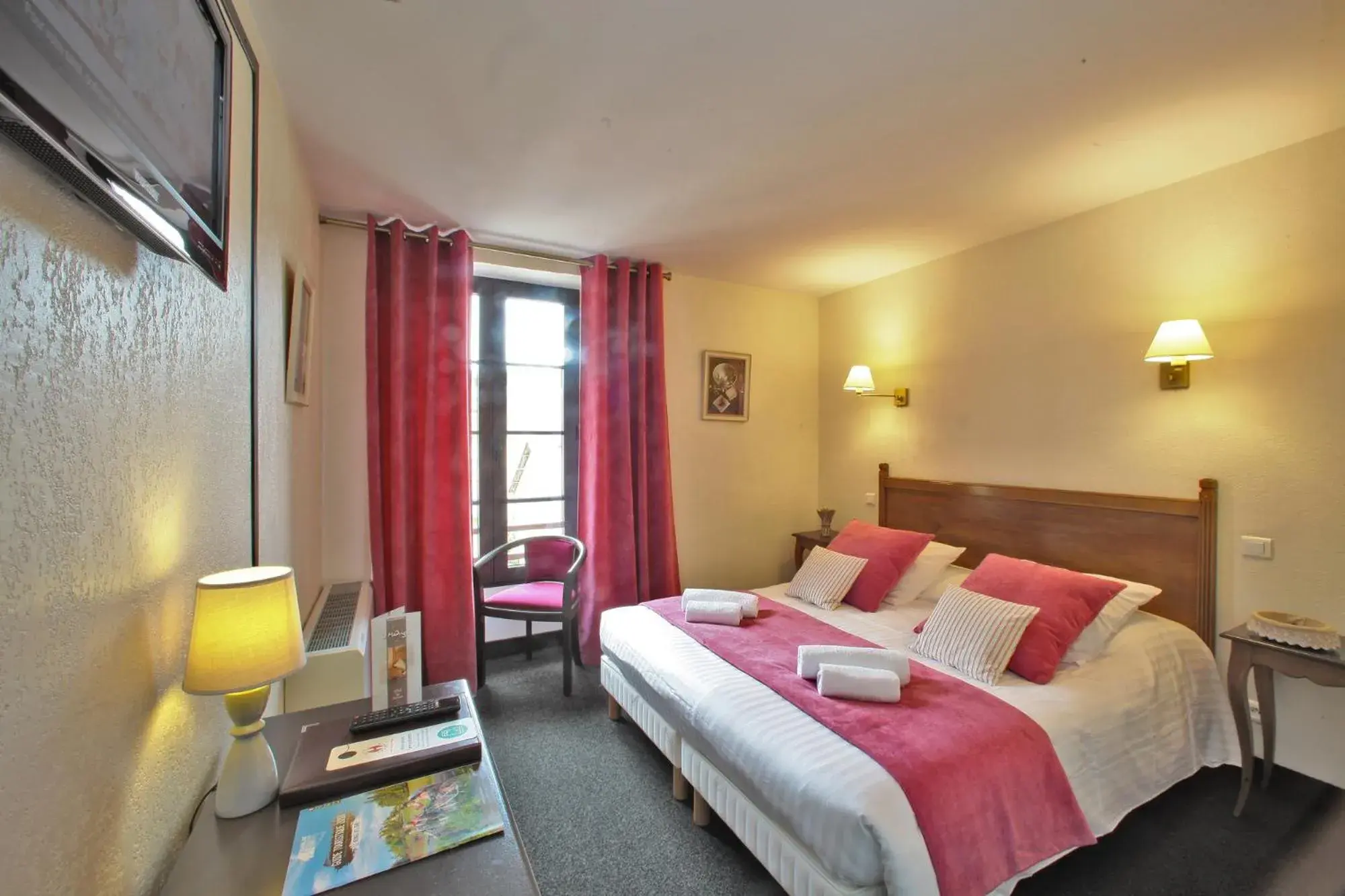 Double Room in Hôtel Le Madrigal Double Room in Hôtel Le Madrigal