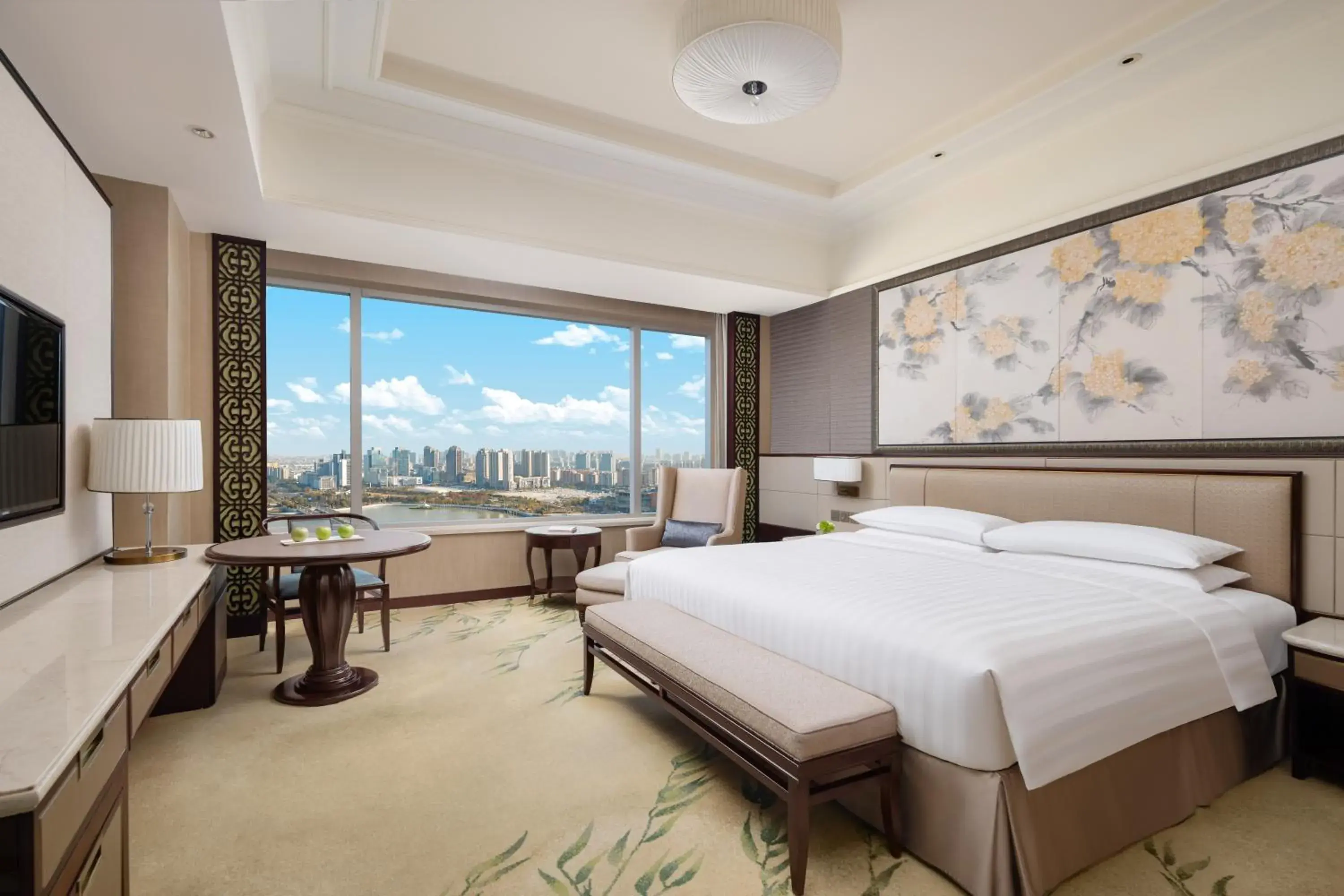 Deluxe King Room with Lake View in Shangri-La Yangzhou Deluxe King Room with Lake View in Shangri-La Yangzhou