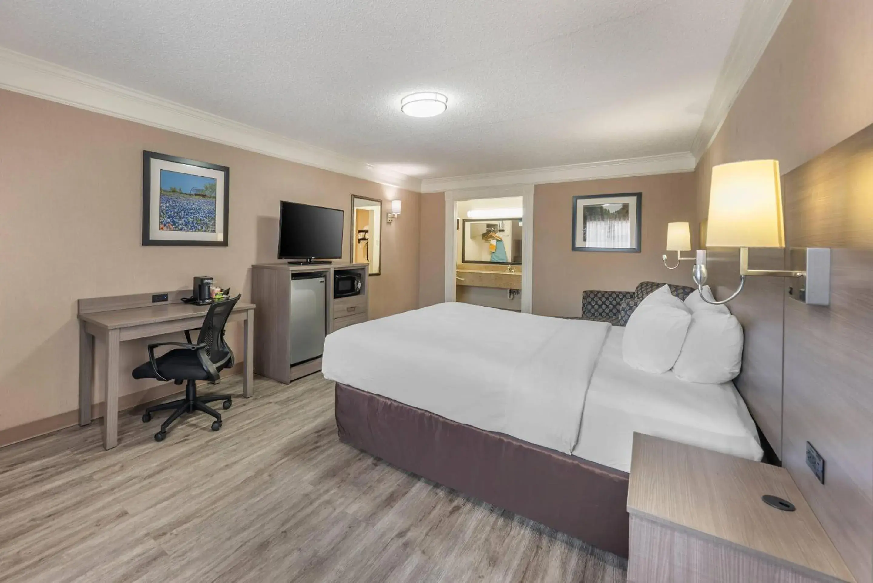 King Room - Non-Smoking in Quality Inn Near Lake Marble Falls King Room - Non-Smoking in Quality Inn Near Lake Marble Falls