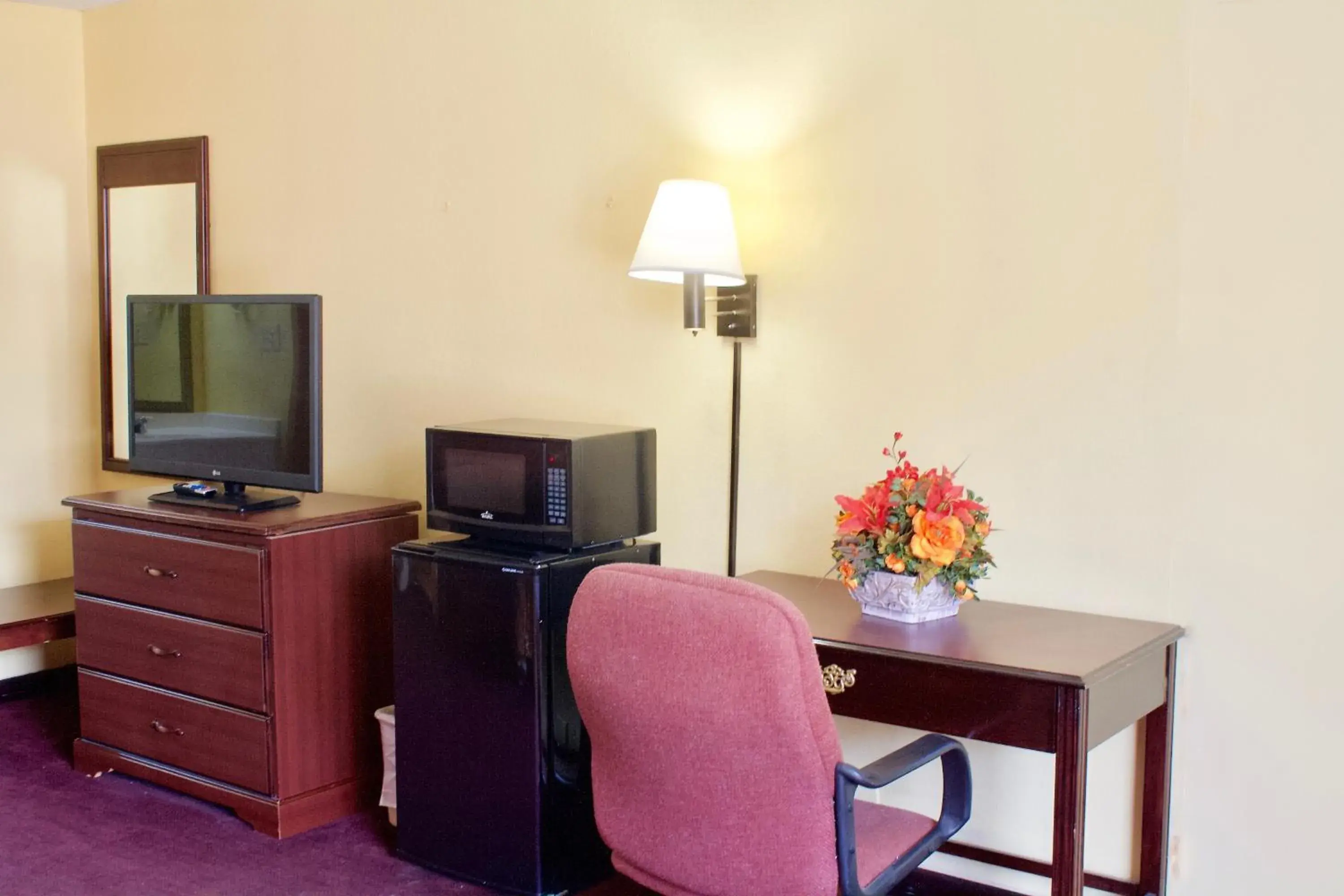 Queen Room with Two Queen Beds - Non-Smoking in Relax Inn - Monroe Queen Room with Two Queen Beds - Non-Smoking in Relax Inn - Monroe