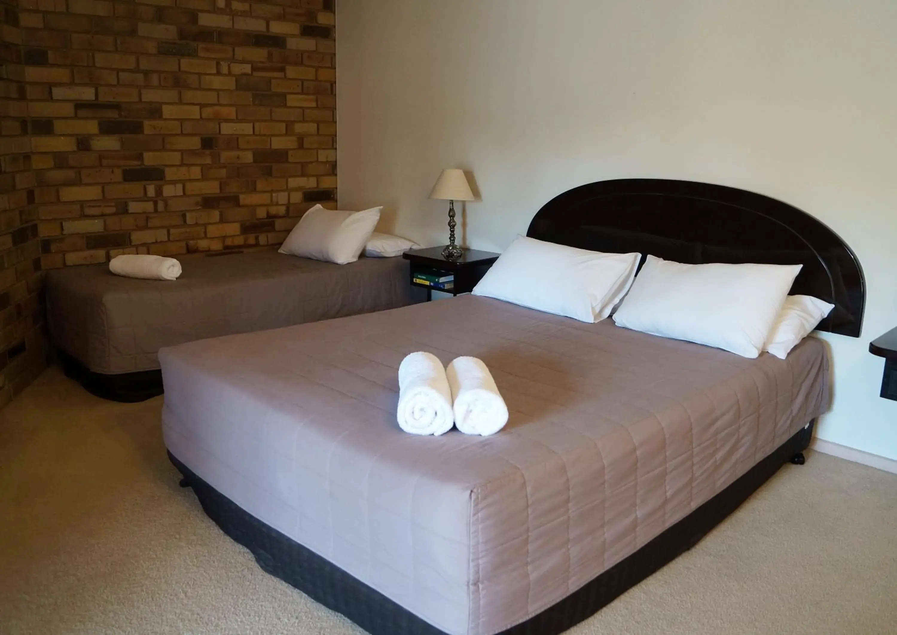 Deluxe Two-Bedroom Suite with Spa Bath in Magdala Motor Lodge & Lakeside Restaurant Deluxe Two-Bedroom Suite with Spa Bath in Magdala Motor Lodge & Lakeside Restaurant