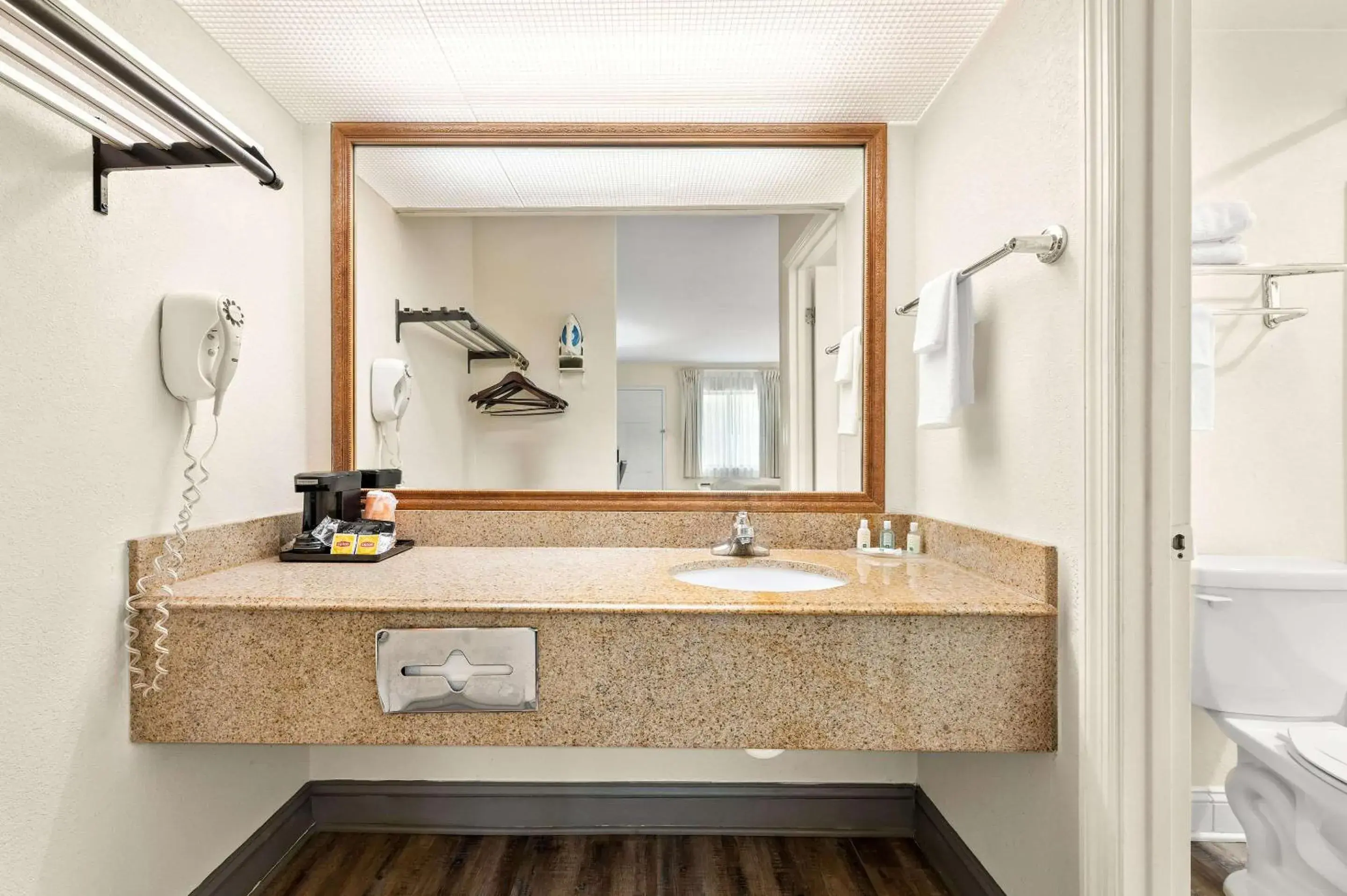 Queen Room - Disability Access/Non-Smoking in Quality Inn Pelham I-65 exit 246 Queen Room - Disability Access/Non-Smoking in Quality Inn Pelham I-65 exit 246