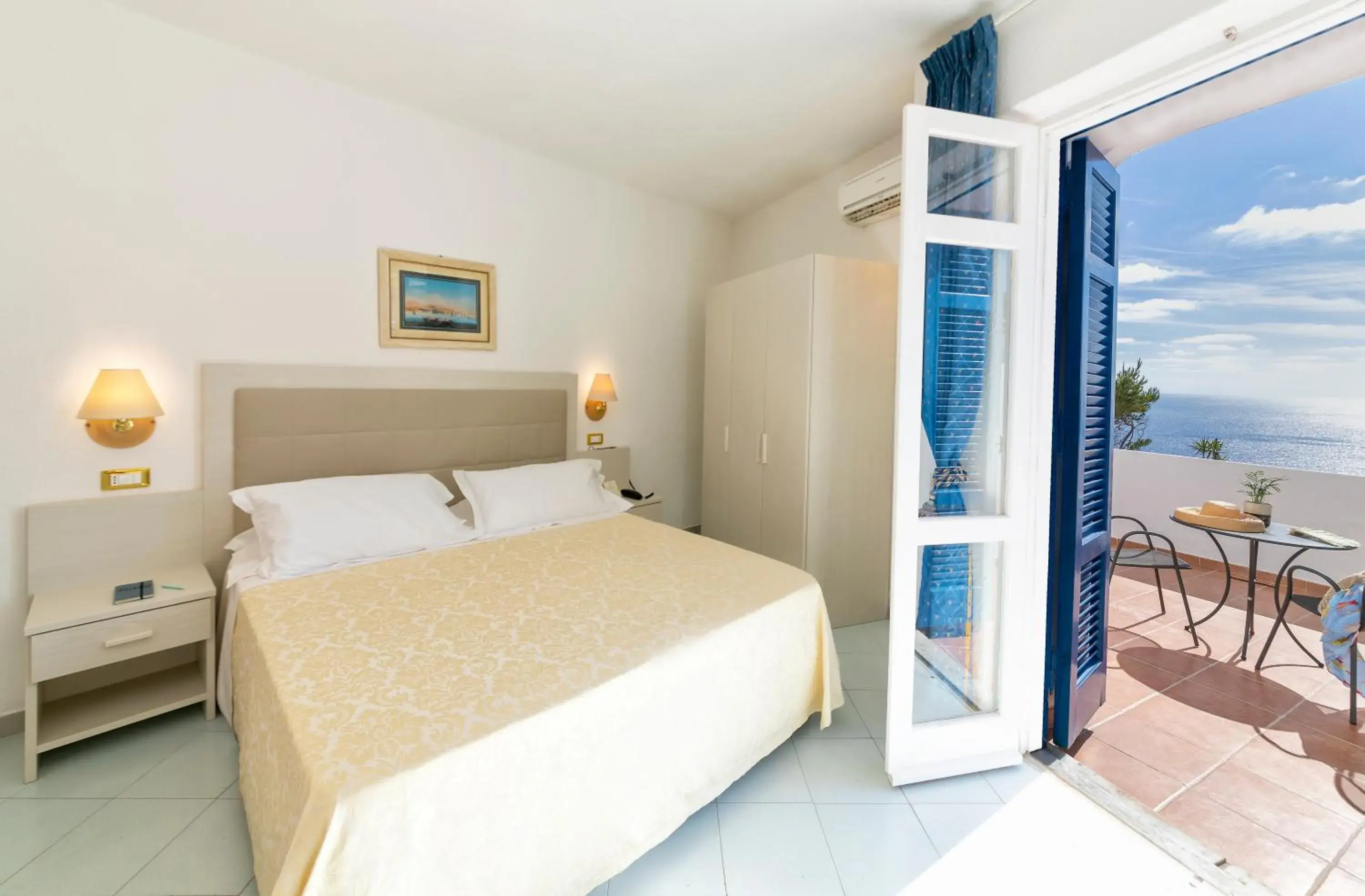 Deluxe Double Room with Balcony and Sea View in Hotel Grazia alla Scannella Deluxe Double Room with Balcony and Sea View in Hotel Grazia alla Scannella