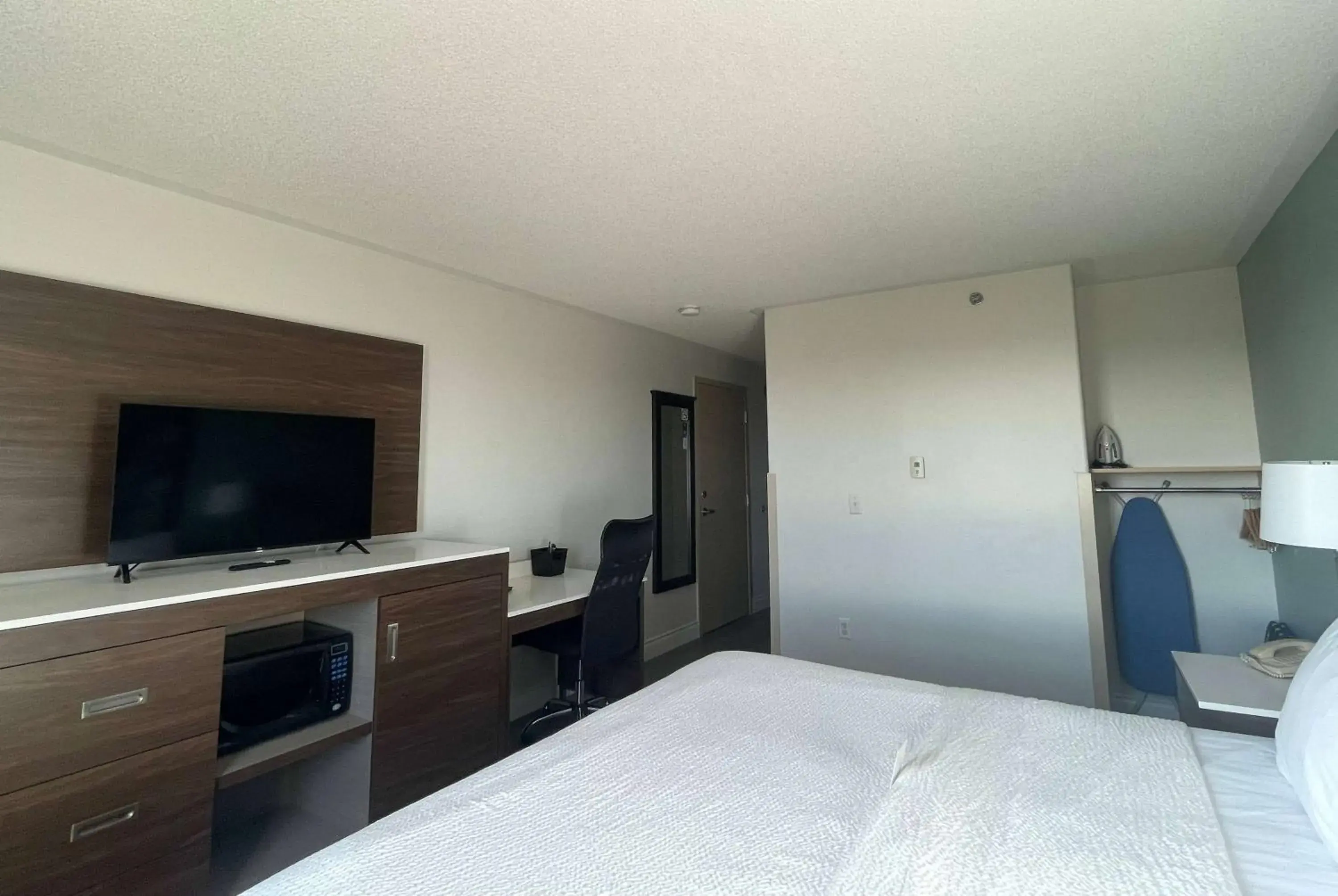 King Room - Disability Access - Non-Smoking in Super 8 by Wyndham Peterborough King Room - Disability Access - Non-Smoking in Super 8 by Wyndham Peterborough