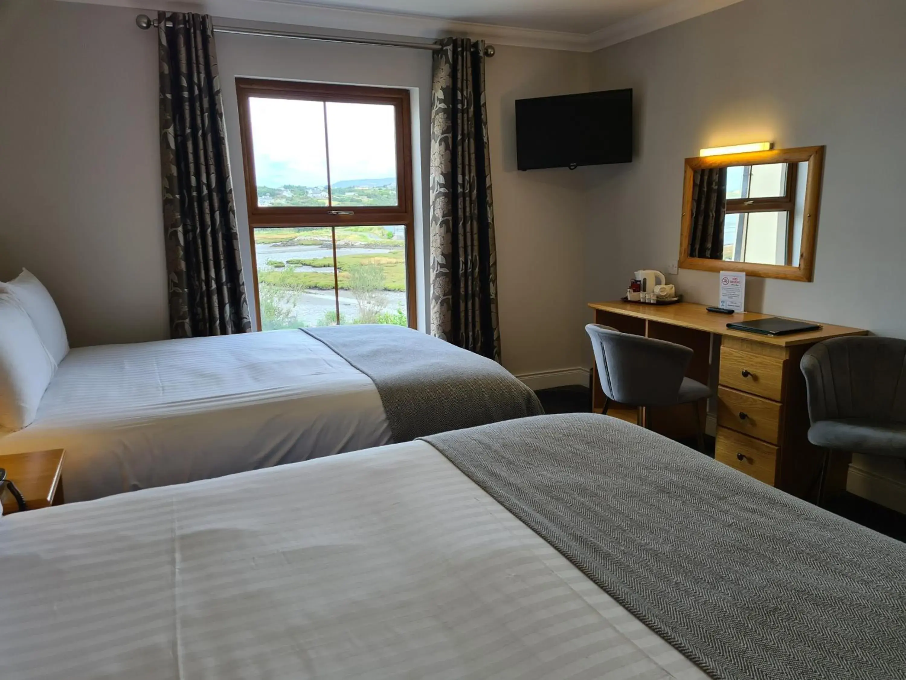 Superior Twin Room with Sea View in Caisleain Oir Hotel Superior Twin Room with Sea View in Caisleain Oir Hotel