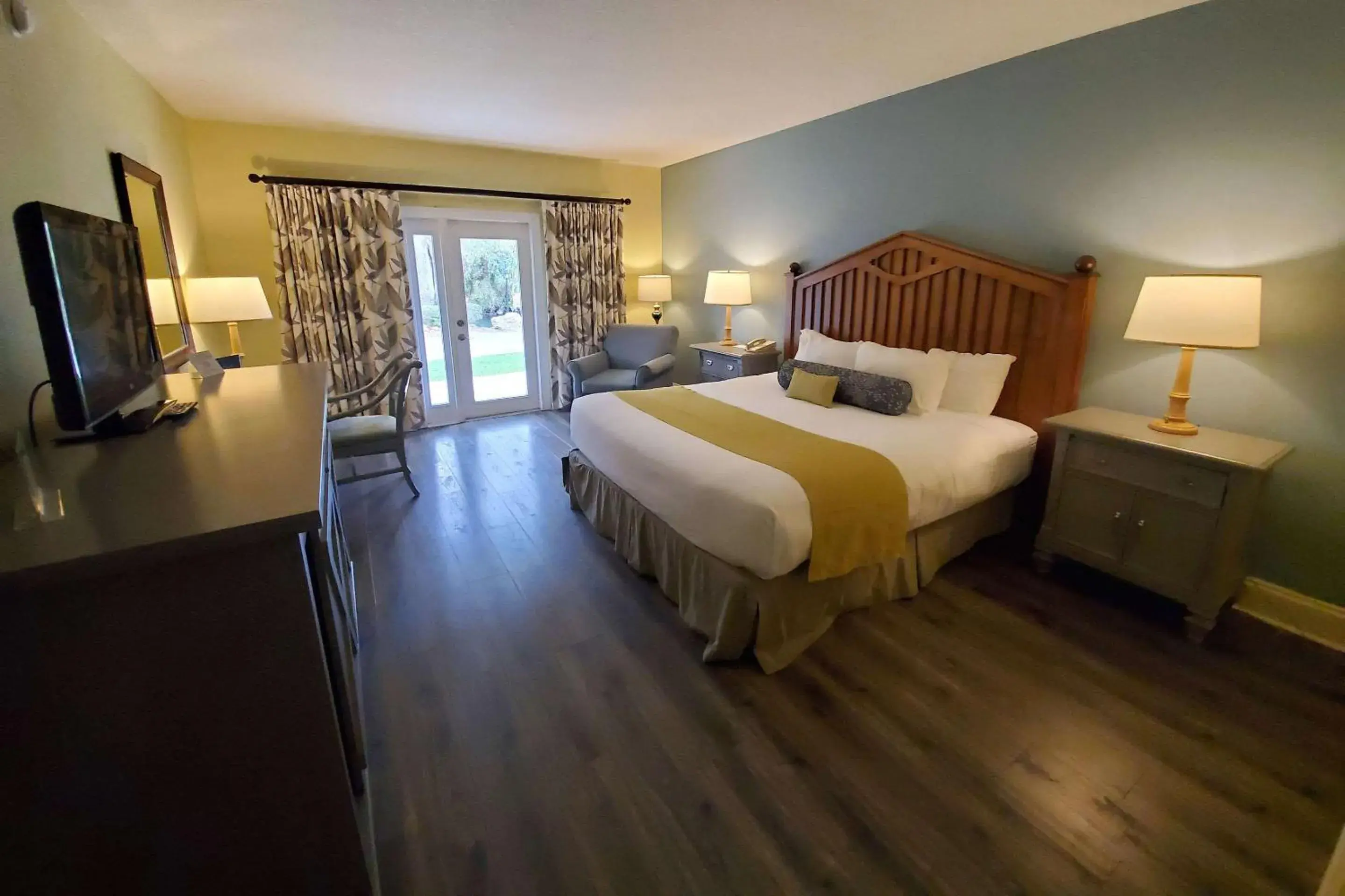 King Room - Disability Access in Plantation Resort on Crystal River, Ascend Hotel Collection King Room - Disability Access in Plantation Resort on Crystal River, Ascend Hotel Collection