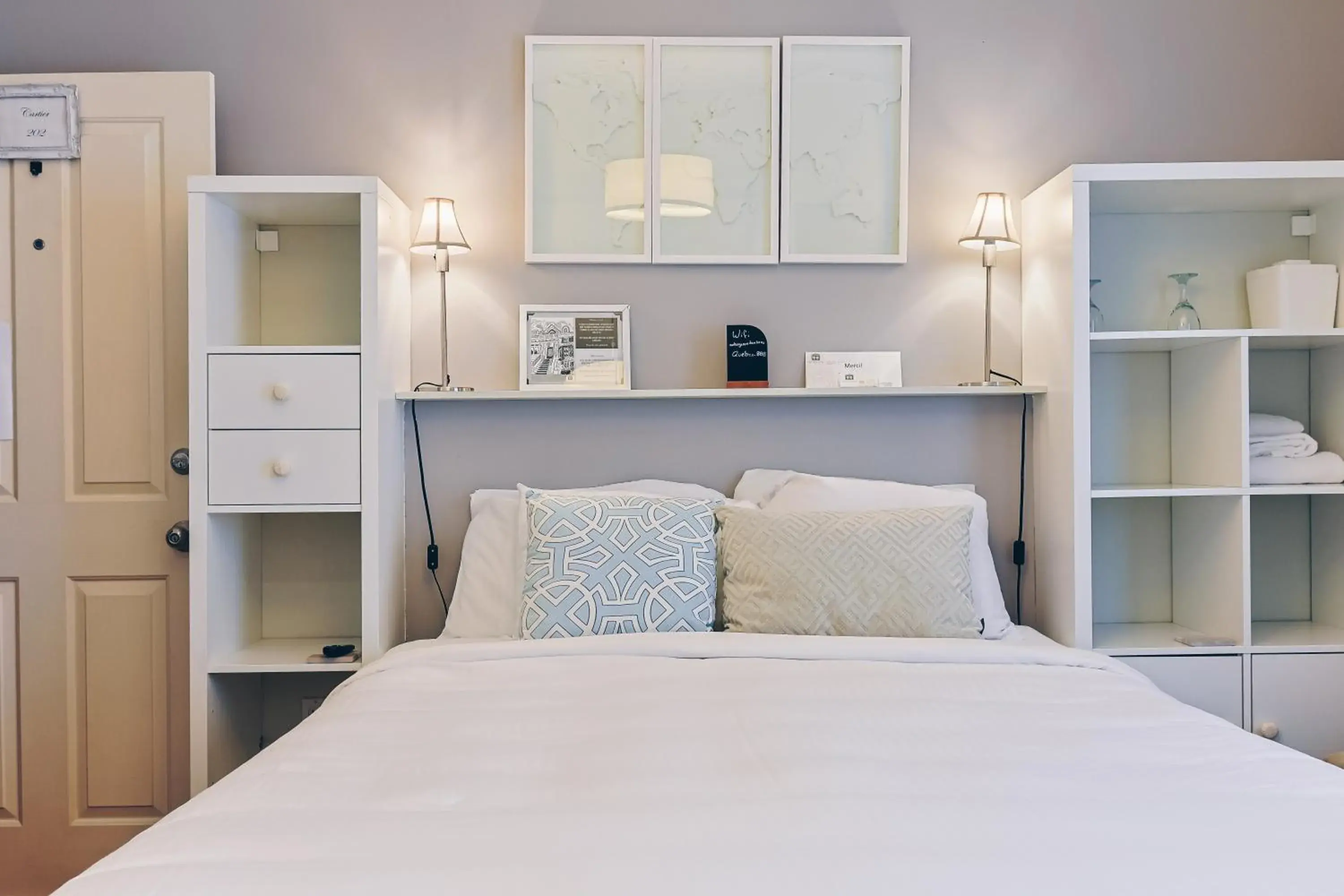 Standard Queen Room in Auberge aux Deux Lions Standard Queen Room in Auberge aux Deux Lions