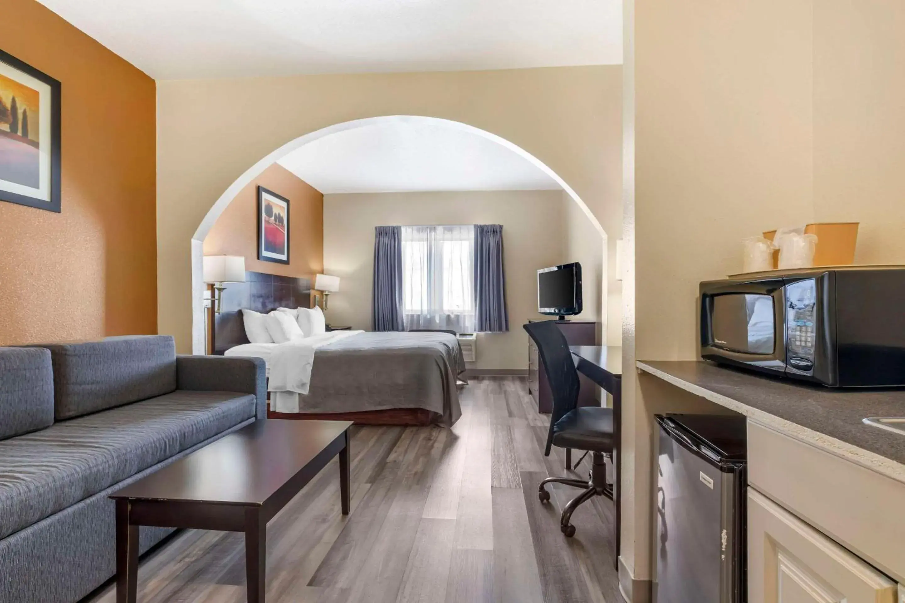 Superior King Suite - Non-smoking in Quality Inn & Suites Wichita Falls I-44 Superior King Suite - Non-smoking in Quality Inn & Suites Wichita Falls I-44