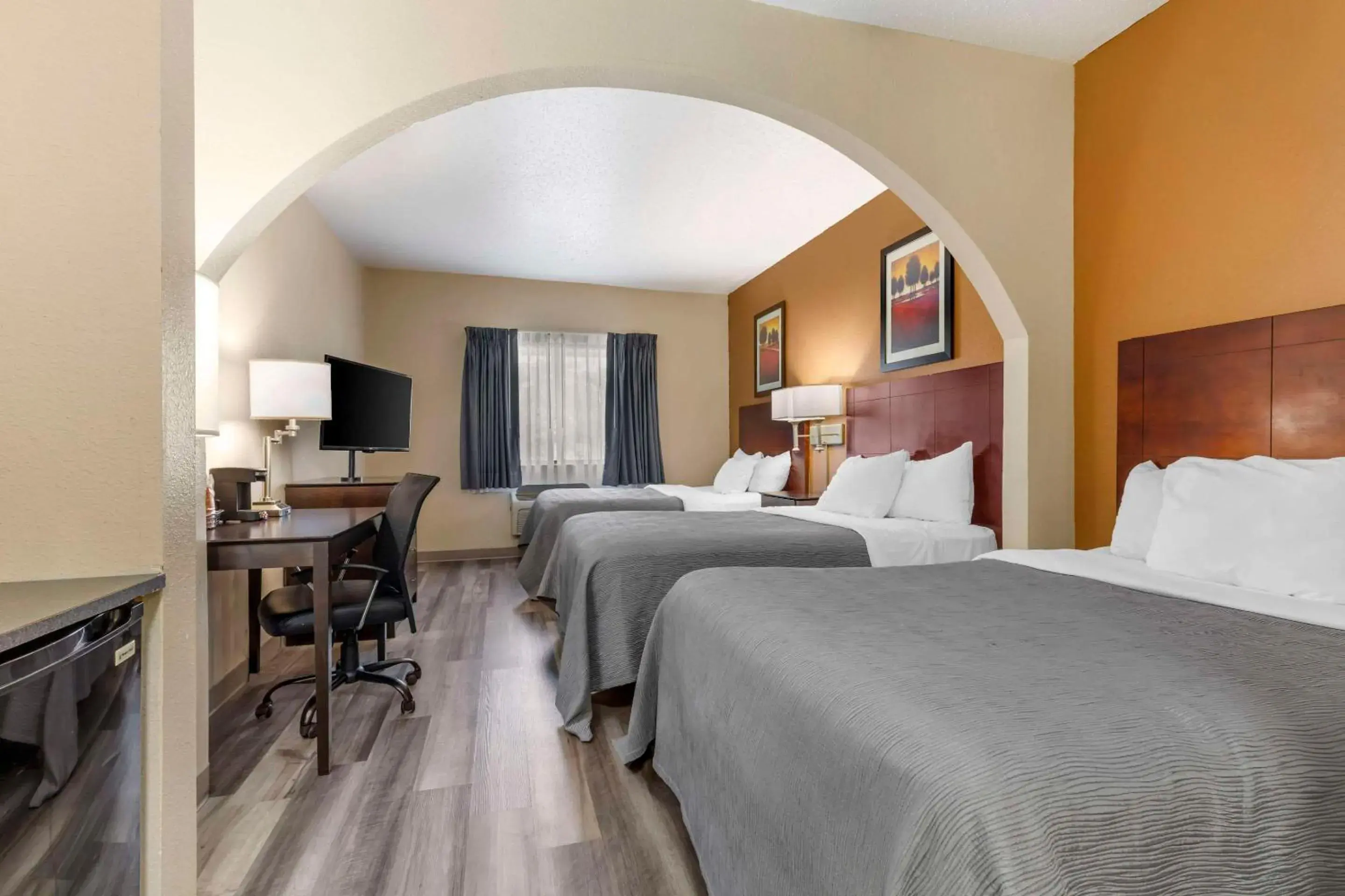 Triple Room with Whirlpool - Non Smoking/Interior Hall in Quality Inn & Suites Wichita Falls I-44 Triple Room with Whirlpool - Non Smoking/Interior Hall in Quality Inn & Suites Wichita Falls I-44