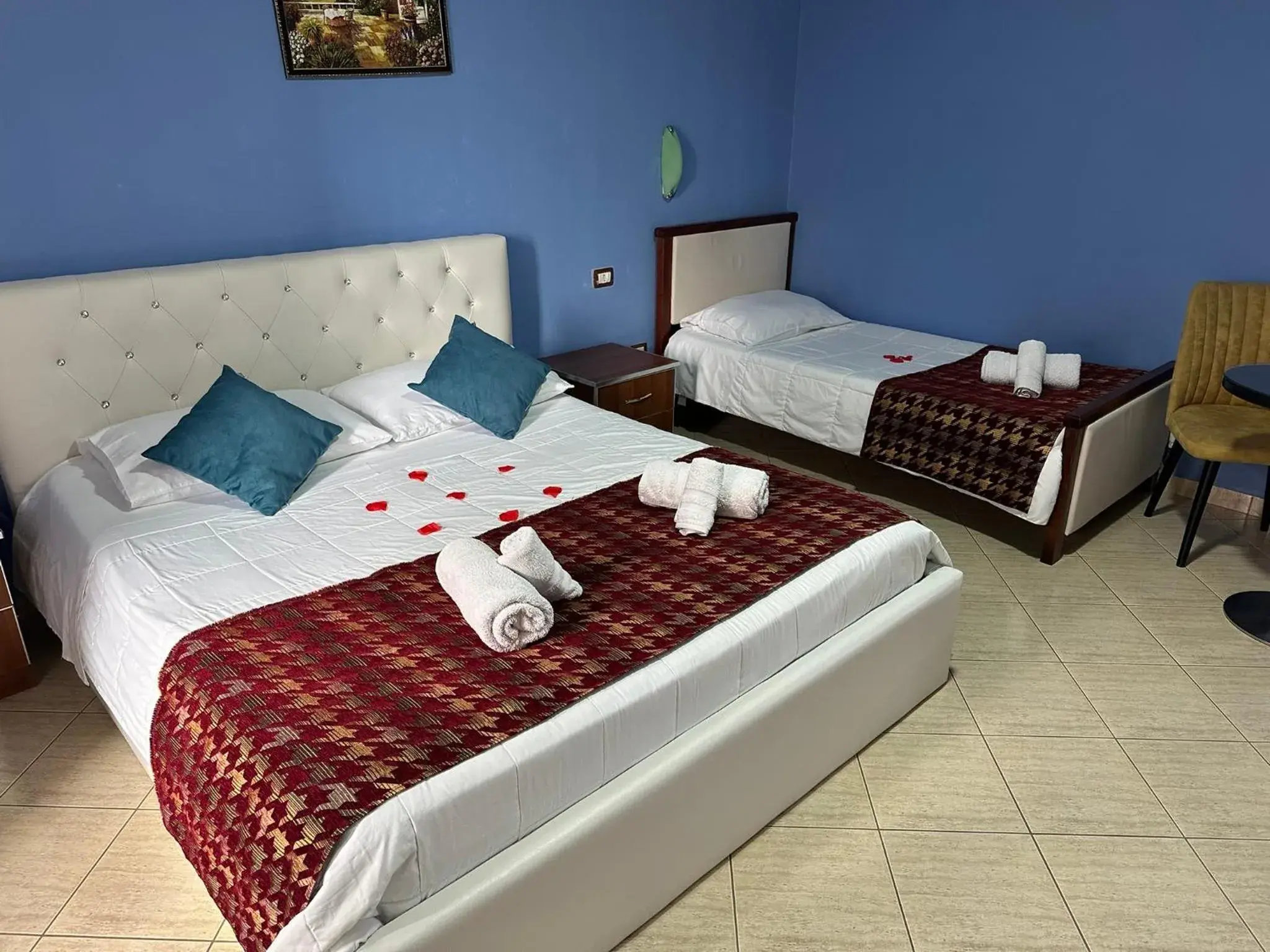 Deluxe Double Room (2 Adults + 1 Child) in Chicago hotel Deluxe Double Room (2 Adults + 1 Child) in Chicago hotel