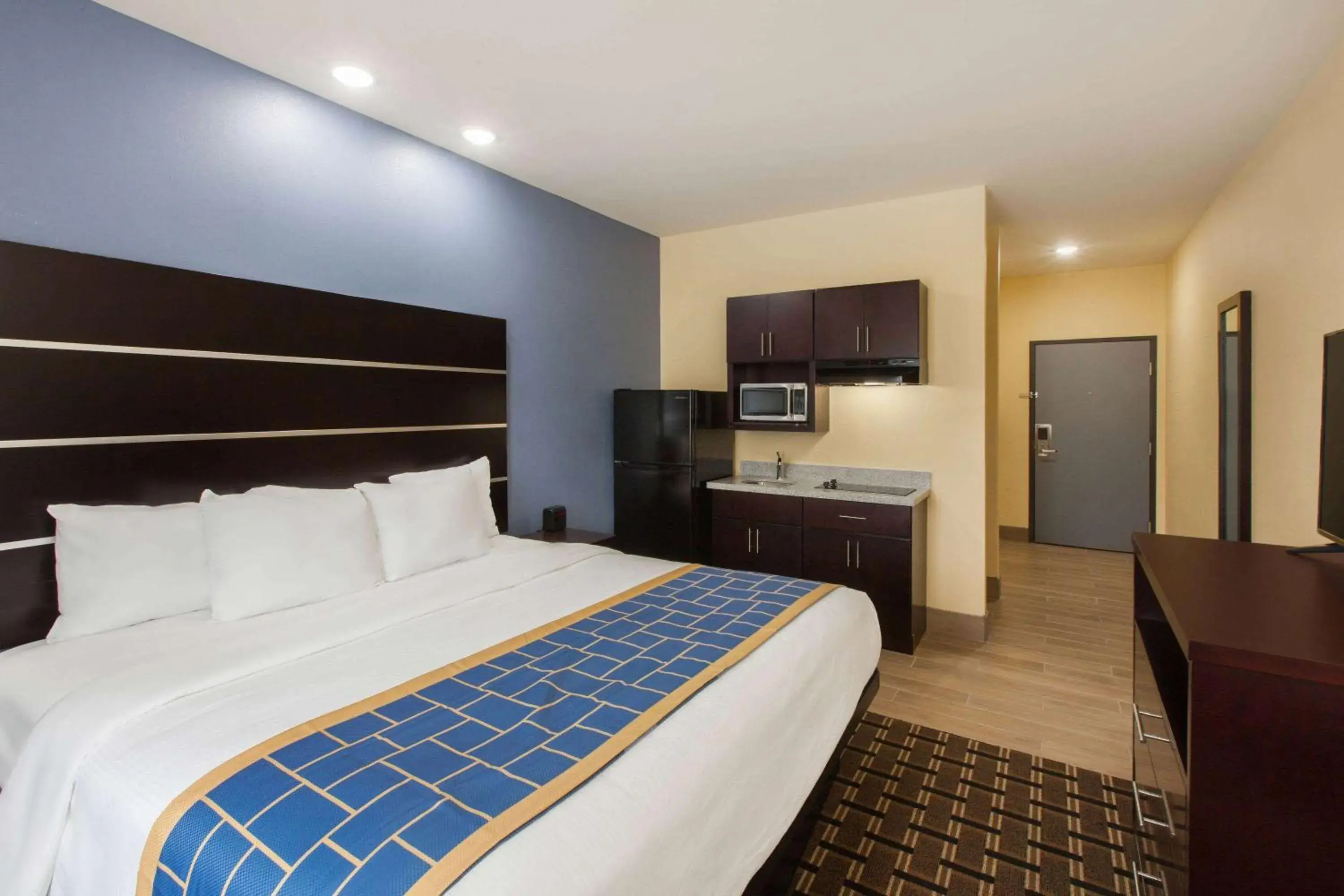 1 King Bed, Accessible, Kitchenette, Non-Smoking in Days Inn by Wyndham Baton Rouge Airport 1 King Bed, Accessible, Kitchenette, Non-Smoking in Days Inn by Wyndham Baton Rouge Airport