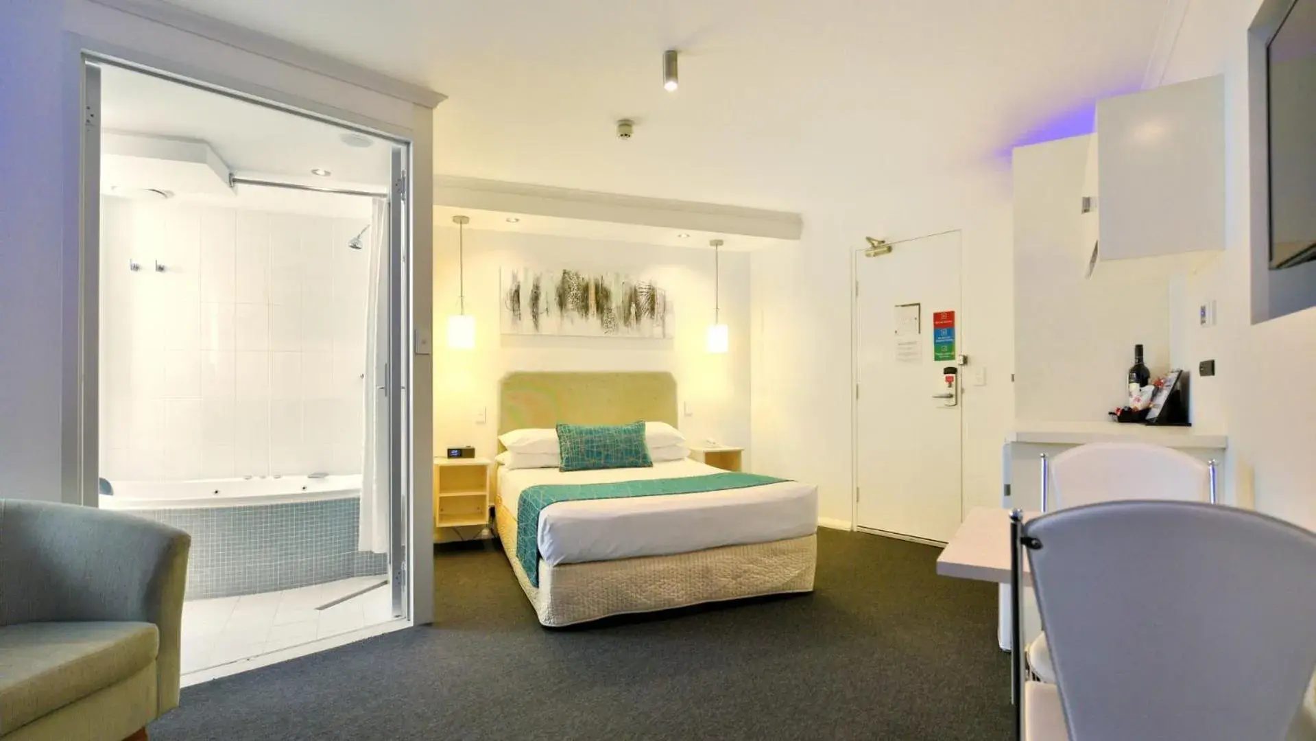 Premium Queen Room with Spa Bath in Atlantic Tower Motor Inn Premium Queen Room with Spa Bath in Atlantic Tower Motor Inn