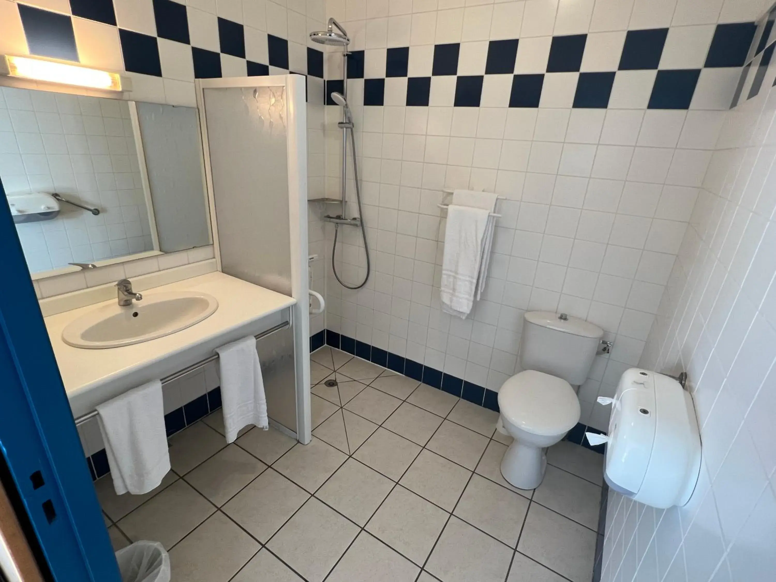 Double Room - Disability Access in Hôtel Le Laury's Double Room - Disability Access in Hôtel Le Laury's