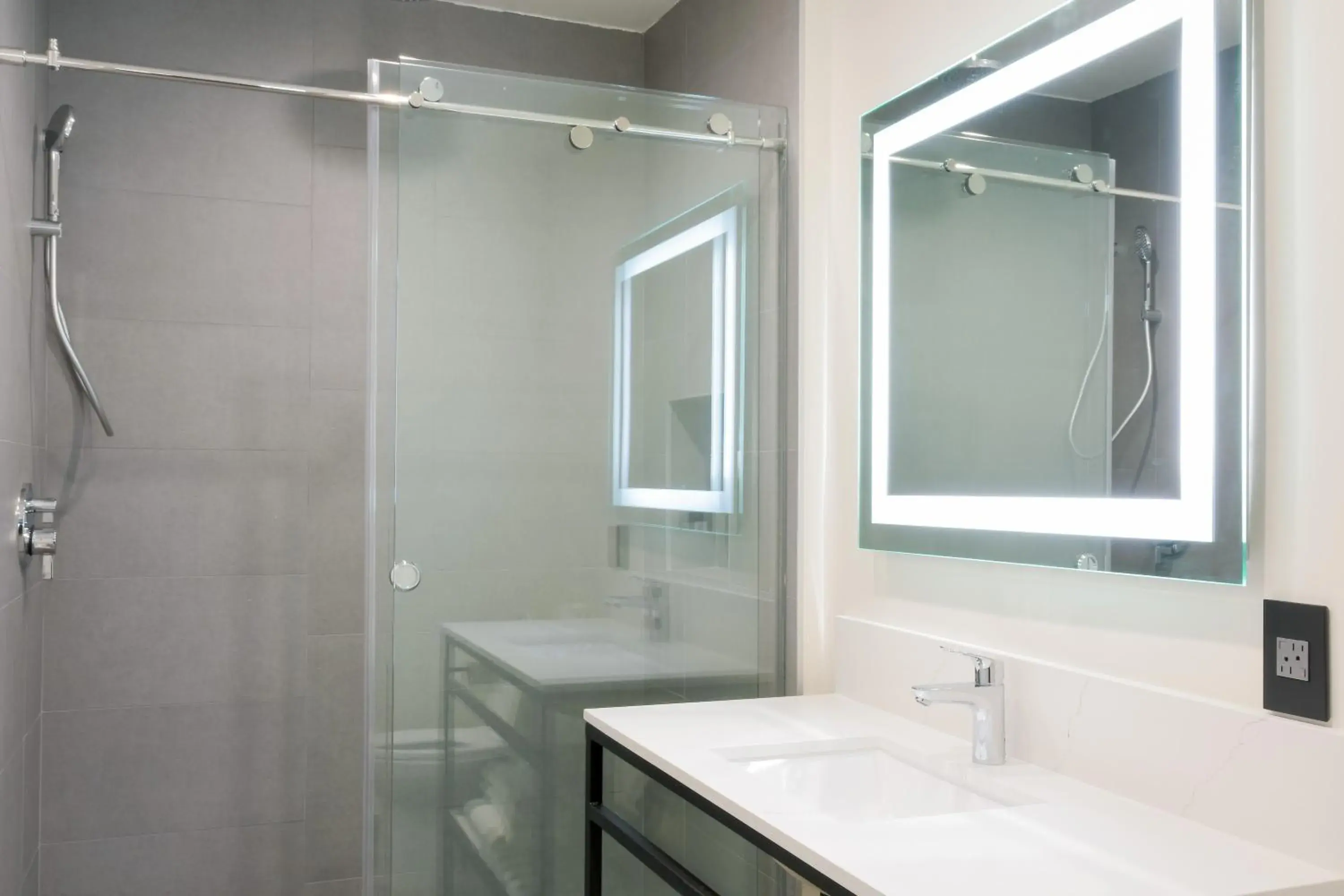 Deluxe Double Room with Extra Bed in Tilbury Inn Deluxe Double Room with Extra Bed in Tilbury Inn