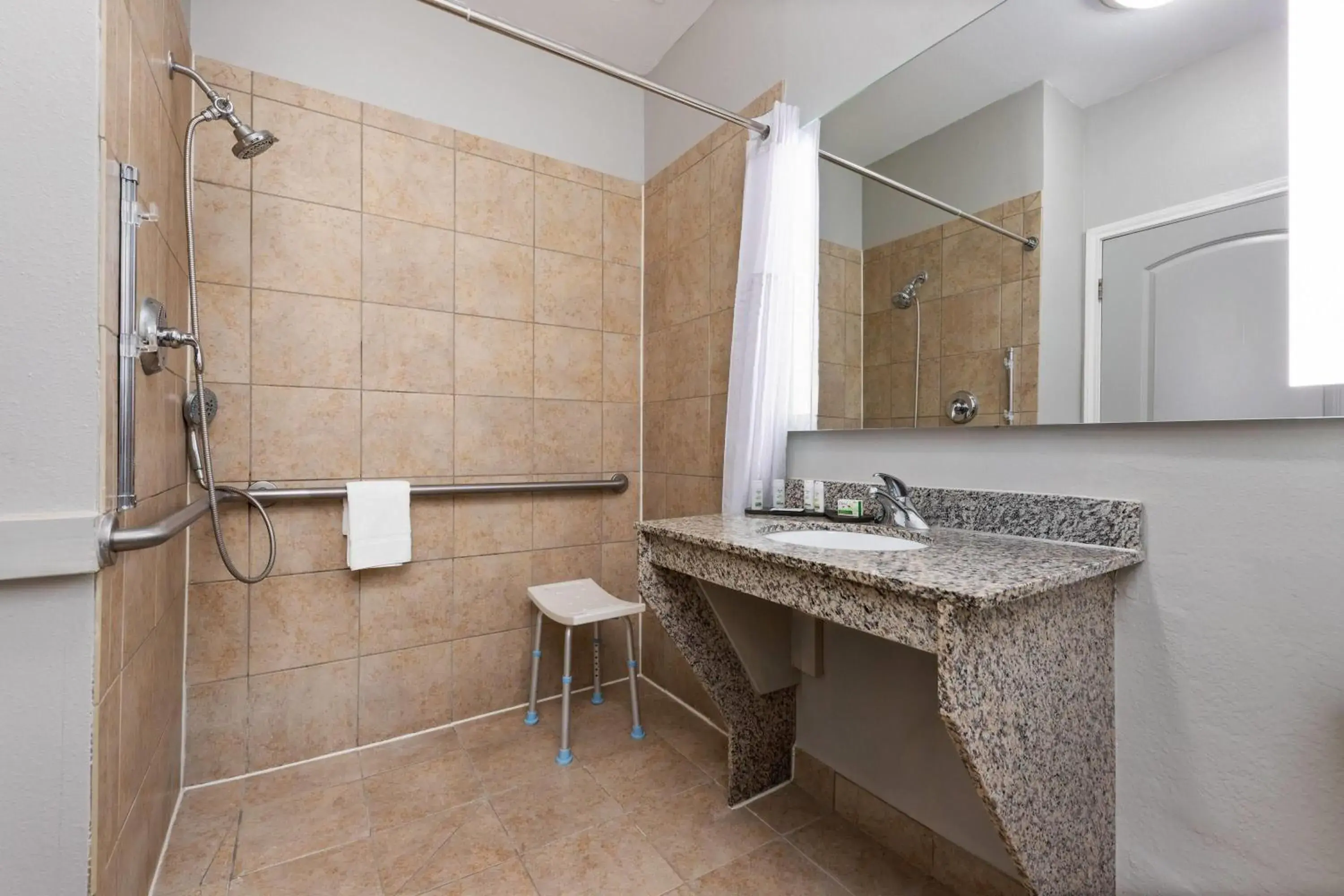 King Room with Roll-In Shower - Mobility/Hearing Accessible - Non-Smoking in La Quinta by Wyndham Brookshire West Katy King Room with Roll-In Shower - Mobility/Hearing Accessible - Non-Smoking in La Quinta by Wyndham Brookshire West Katy