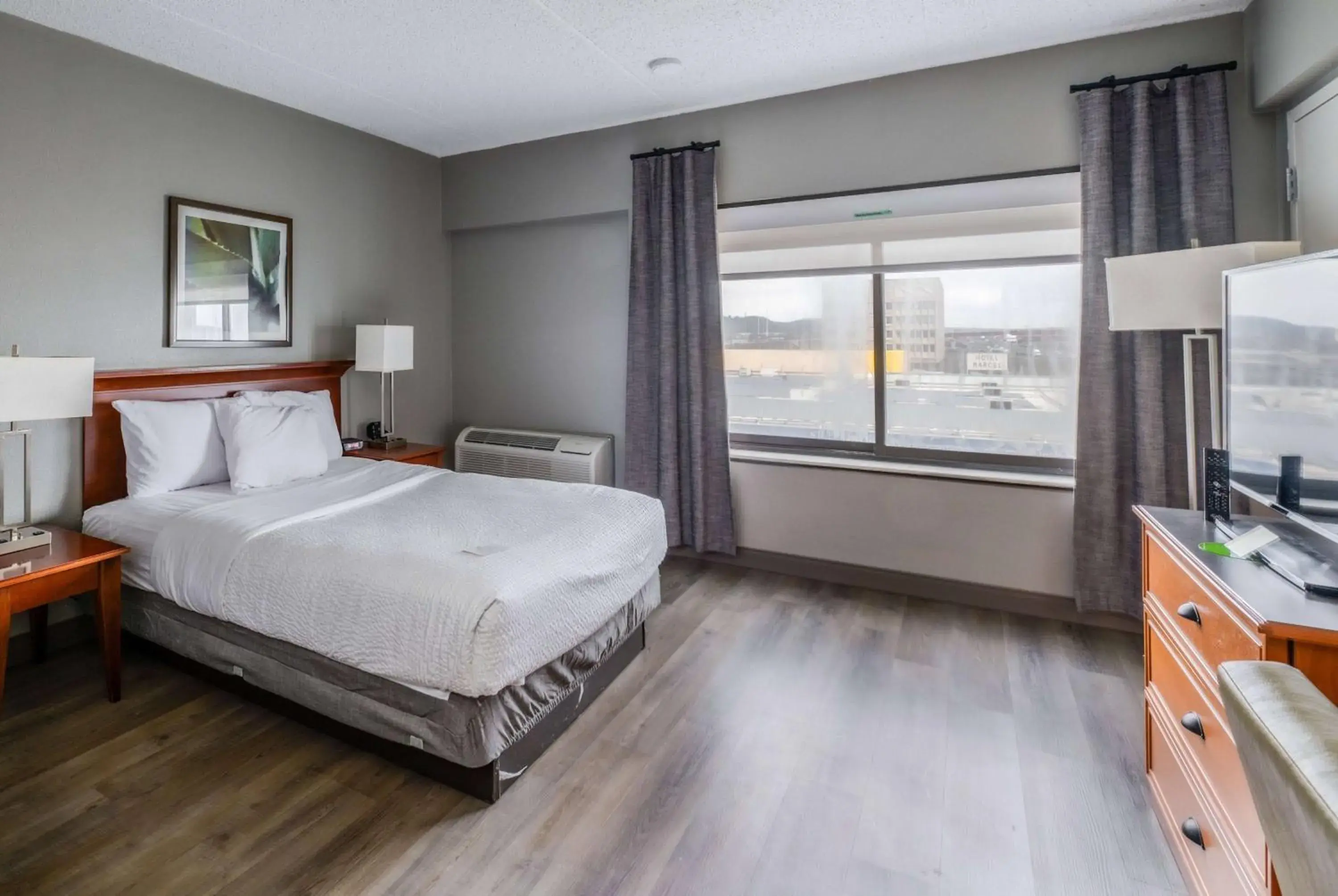 Queen Room - Disability Access in La Quinta by Wyndham New Haven Queen Room - Disability Access in La Quinta by Wyndham New Haven