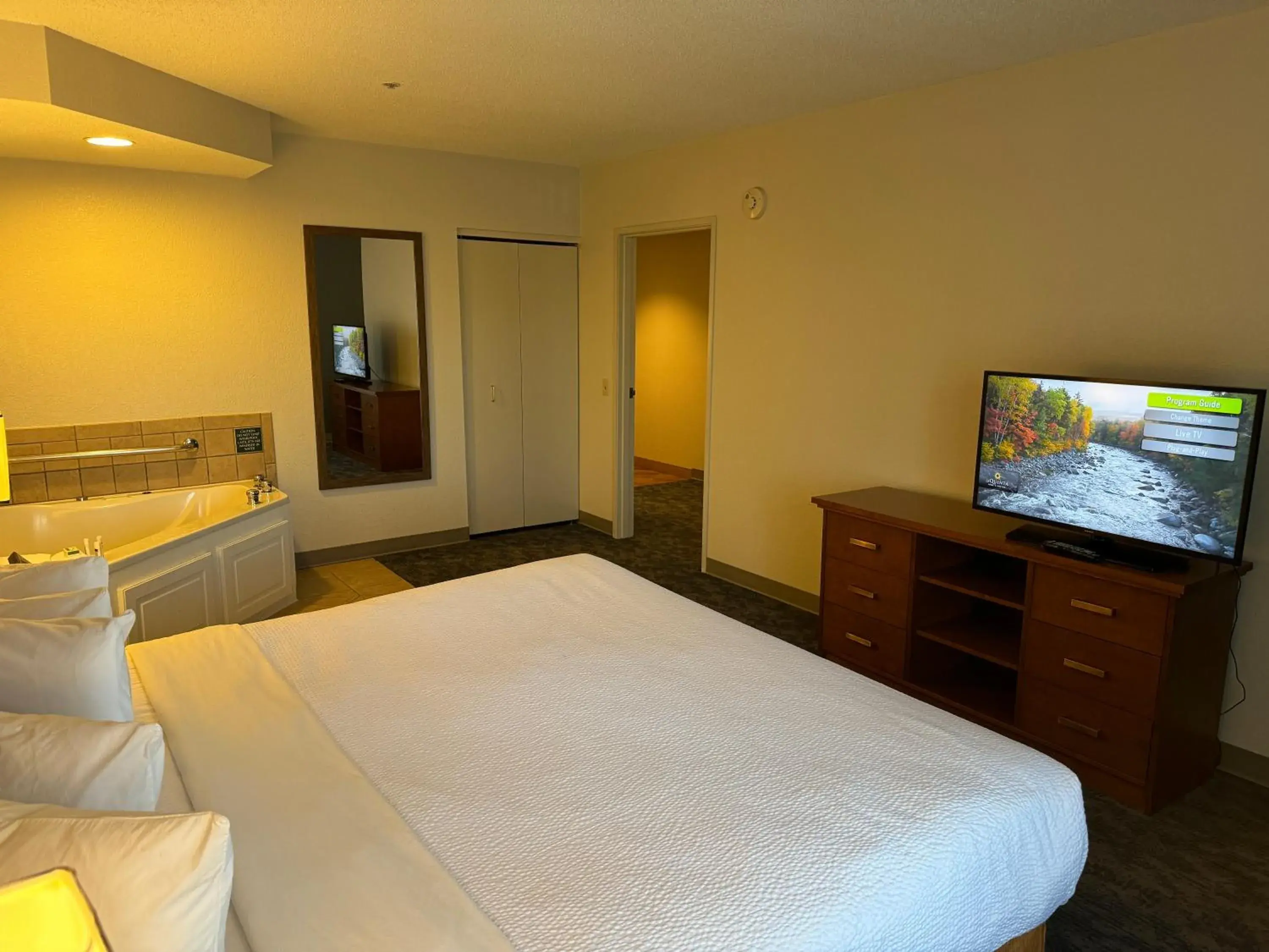 Deluxe King Suite - Non-Smoking in La Quinta by Wyndham Bannockburn-Deerfield Deluxe King Suite - Non-Smoking in La Quinta by Wyndham Bannockburn-Deerfield