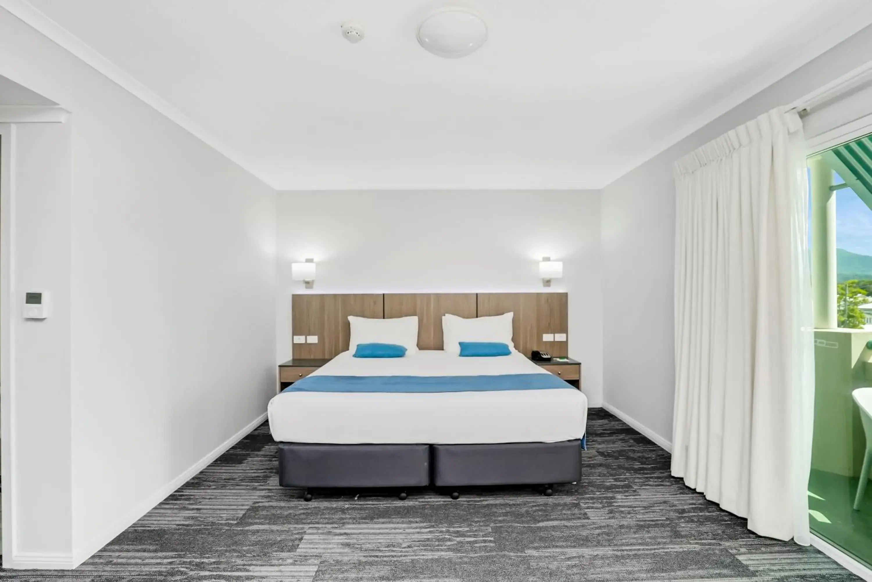 Deluxe King Room in Cairns Sheridan Hotel Deluxe King Room in Cairns Sheridan Hotel