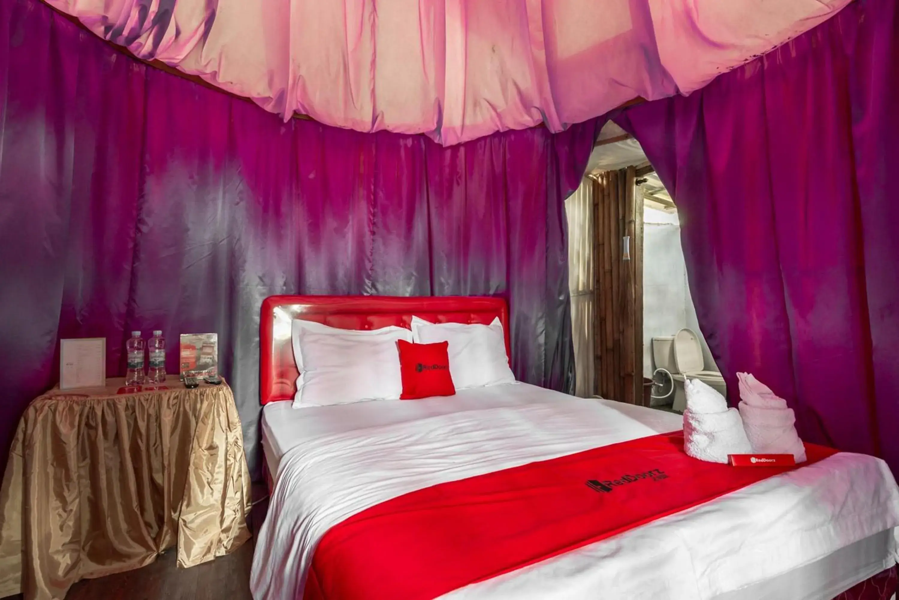 Double Room in RedDoorz @ Apache Camp Double Room in RedDoorz @ Apache Camp