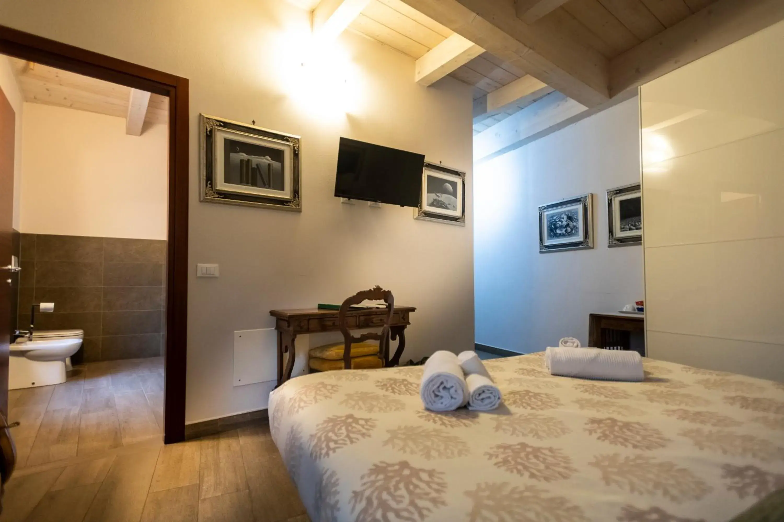 Deluxe Double Room with Shower in Al Battistero Luxury Suite Deluxe Double Room with Shower in Al Battistero Luxury Suite