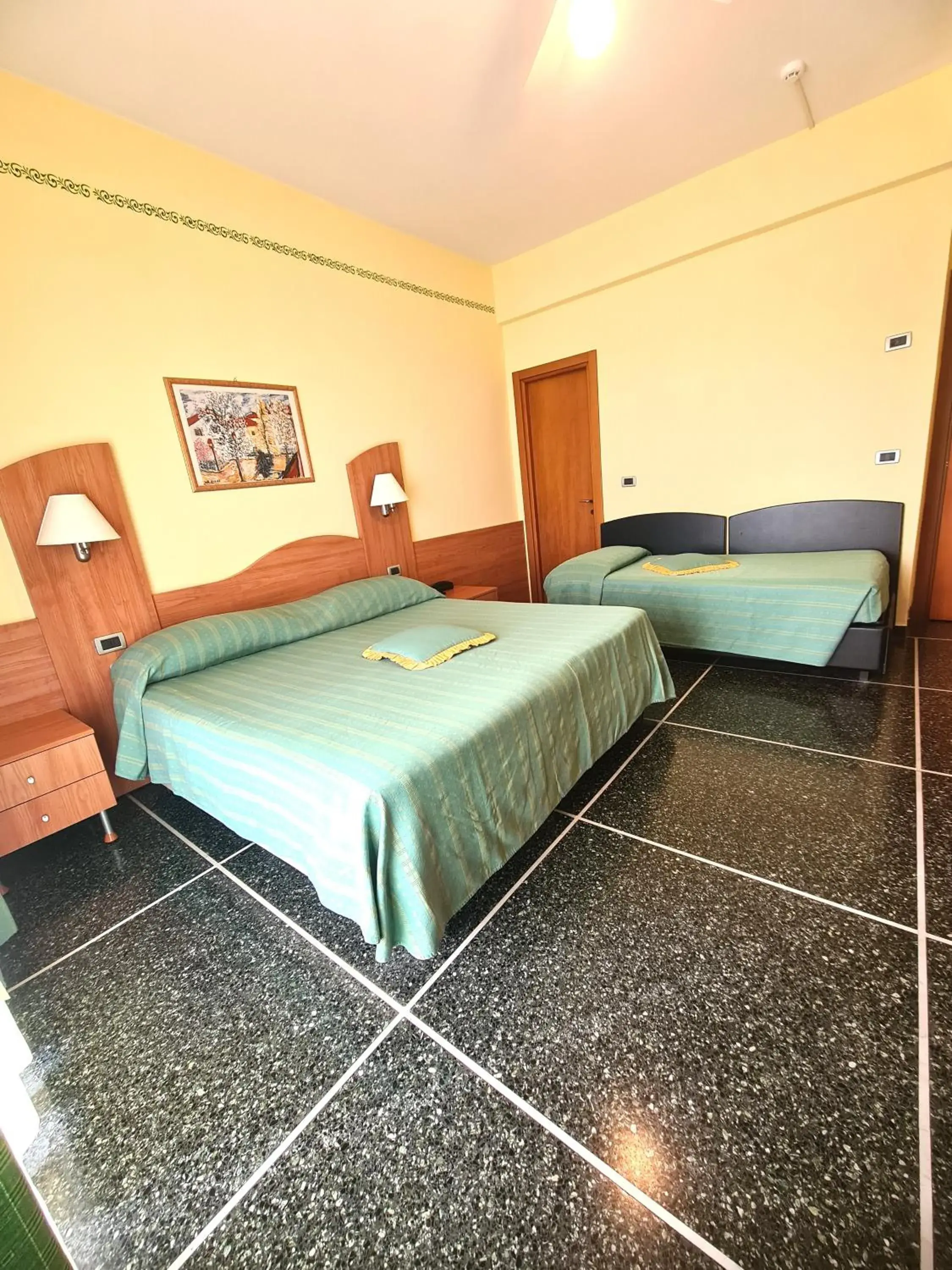 Superior Quadruple Room in Hotel Zurigo Superior Quadruple Room in Hotel Zurigo