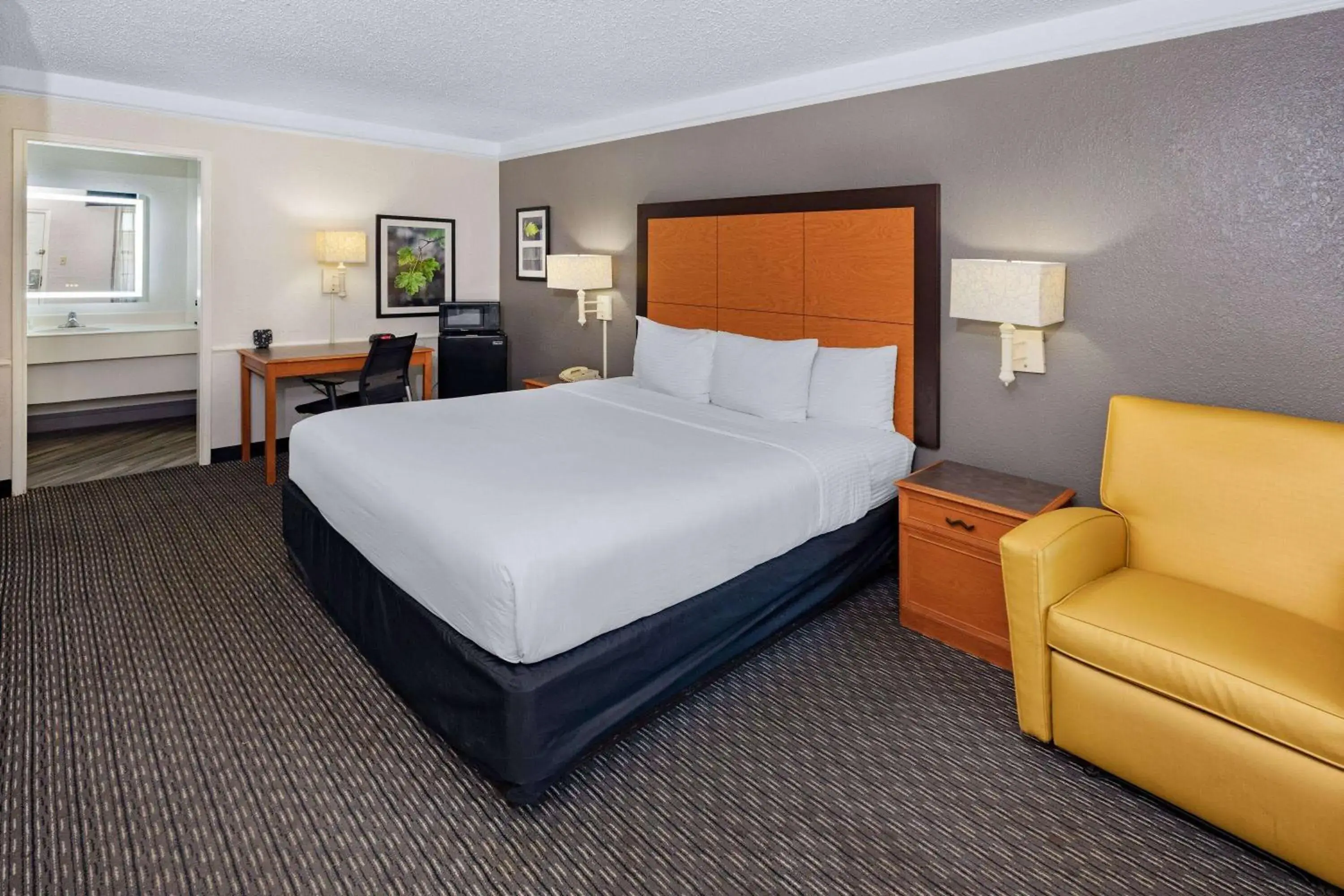 Deluxe King Room in La Quinta Inn by Wyndham Laredo I-35 Deluxe King Room in La Quinta Inn by Wyndham Laredo I-35