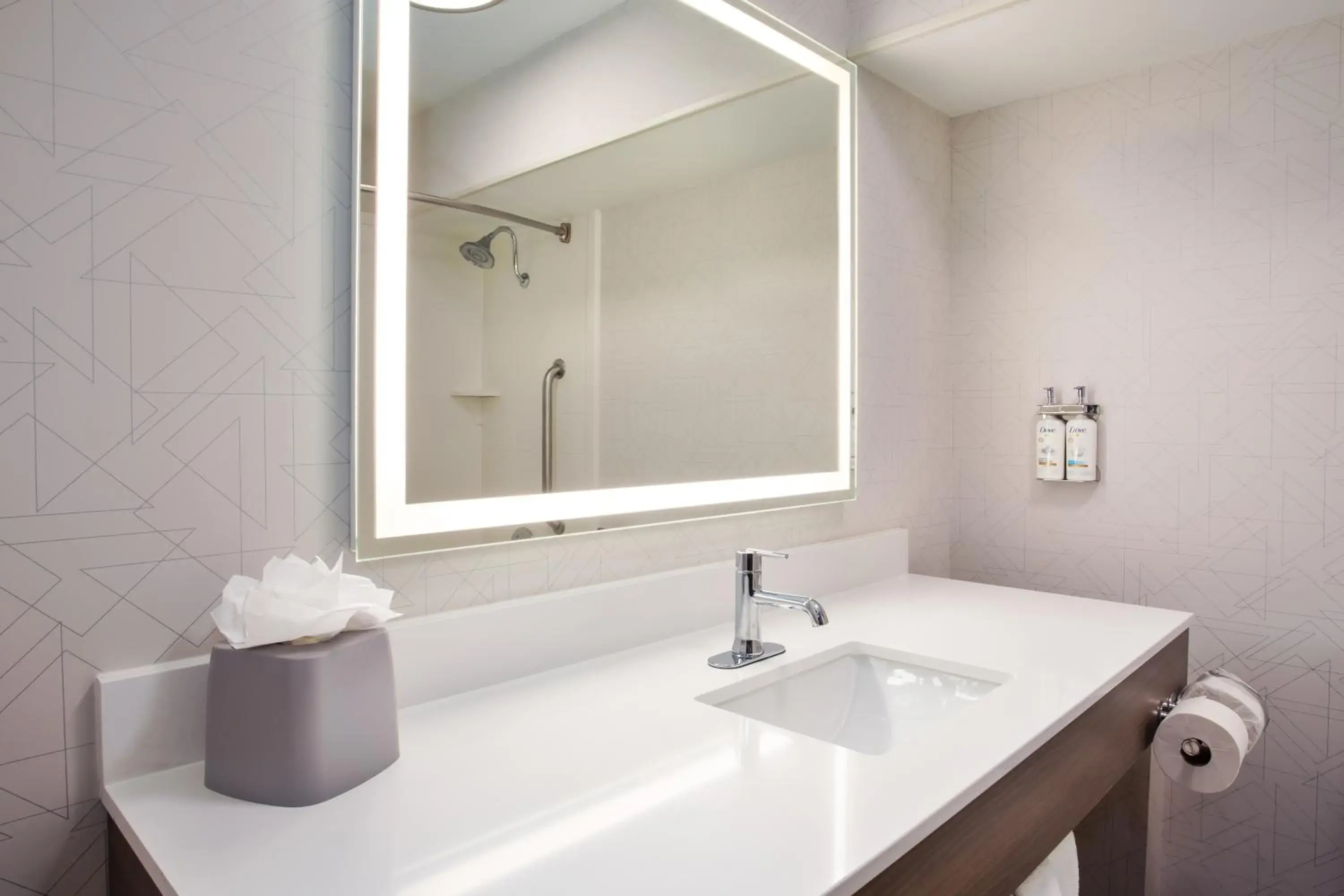 Queen Room with mobility Accessible Tub in Holiday Inn Express Sedona - Oak Creek by IHG Queen Room with mobility Accessible Tub in Holiday Inn Express Sedona - Oak Creek by IHG